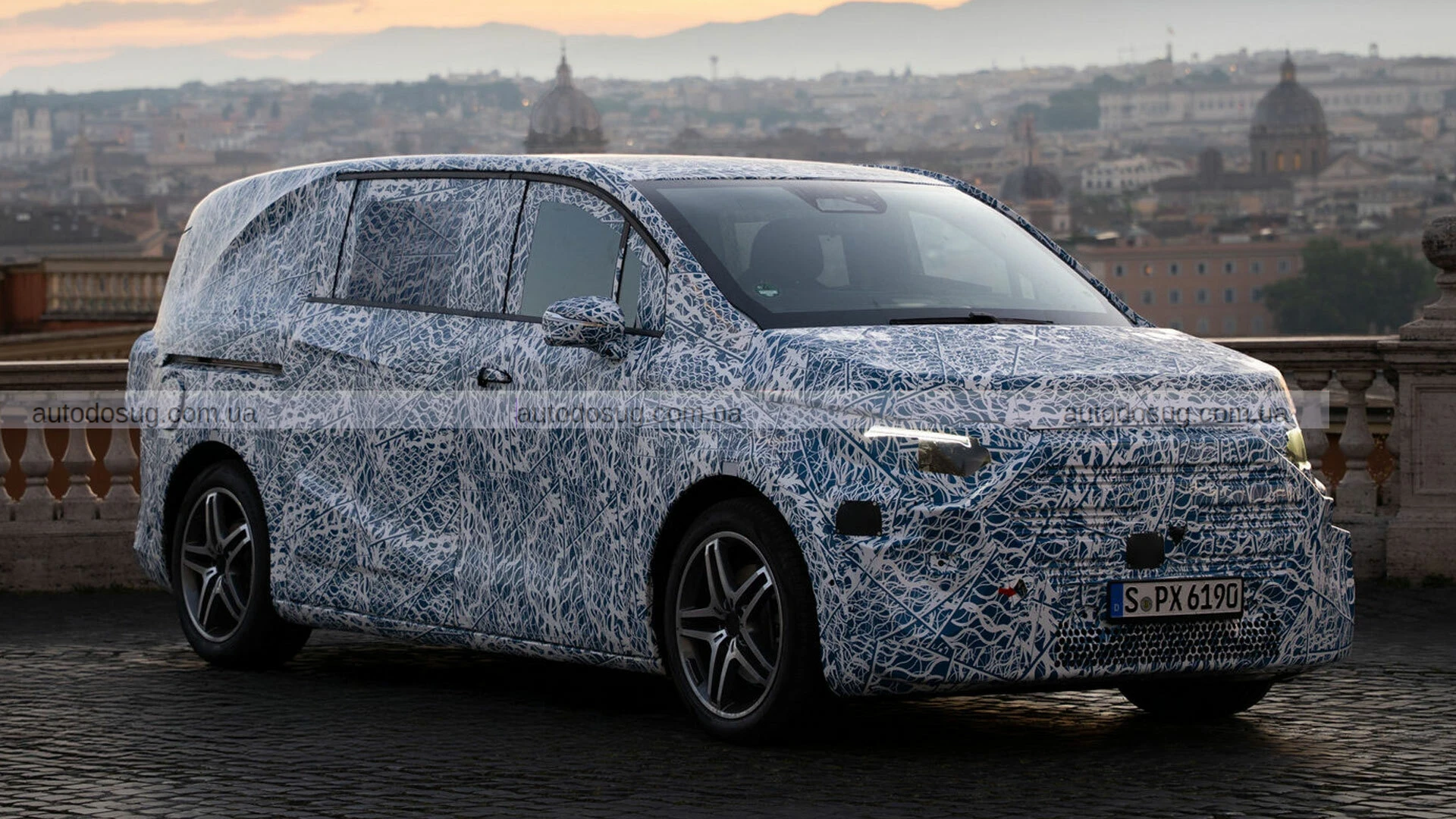 Mercedes представить розкішні електричні фургони VLE та VLS у 2026 році