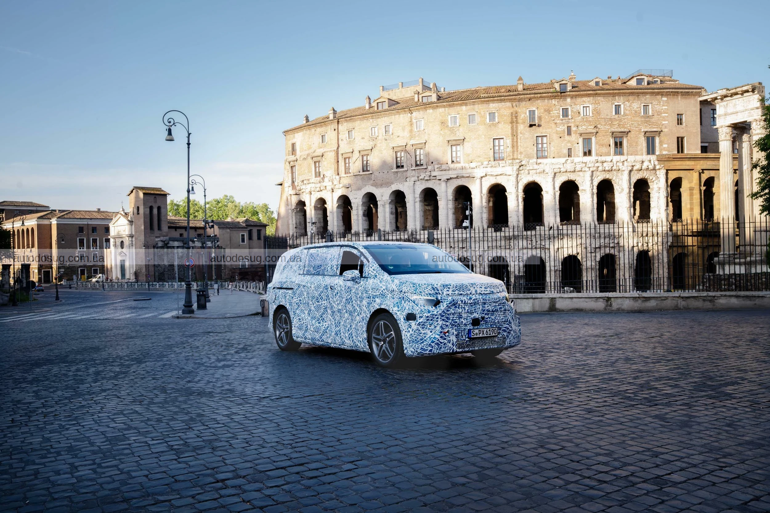 Mercedes представить розкішні електричні фургони VLE та VLS у 2026 році