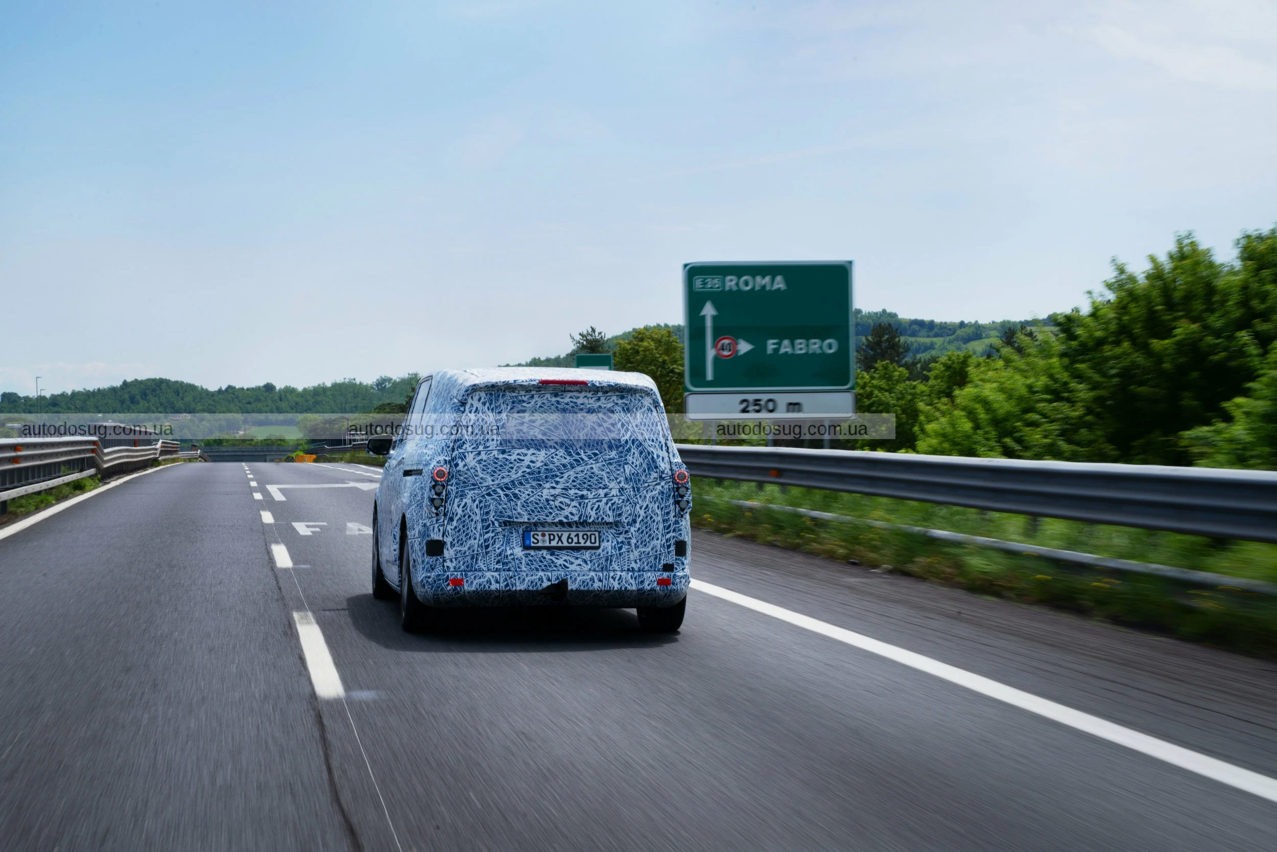 Mercedes представить розкішні електричні фургони VLE та VLS у 2026 році