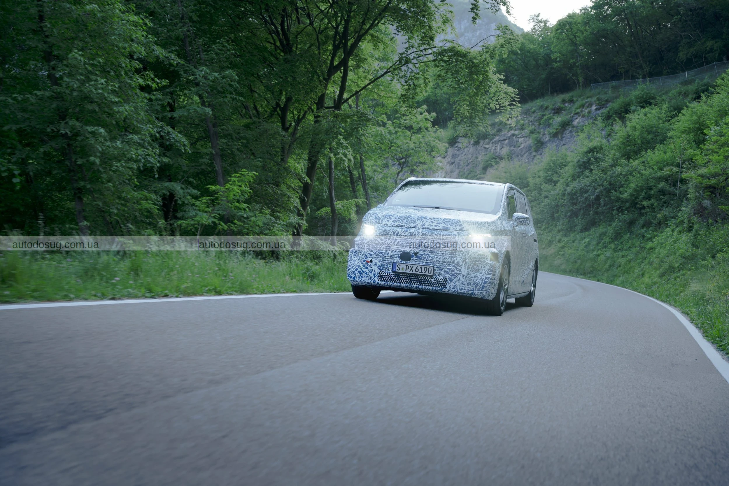 Mercedes представить розкішні електричні фургони VLE та VLS у 2026 році