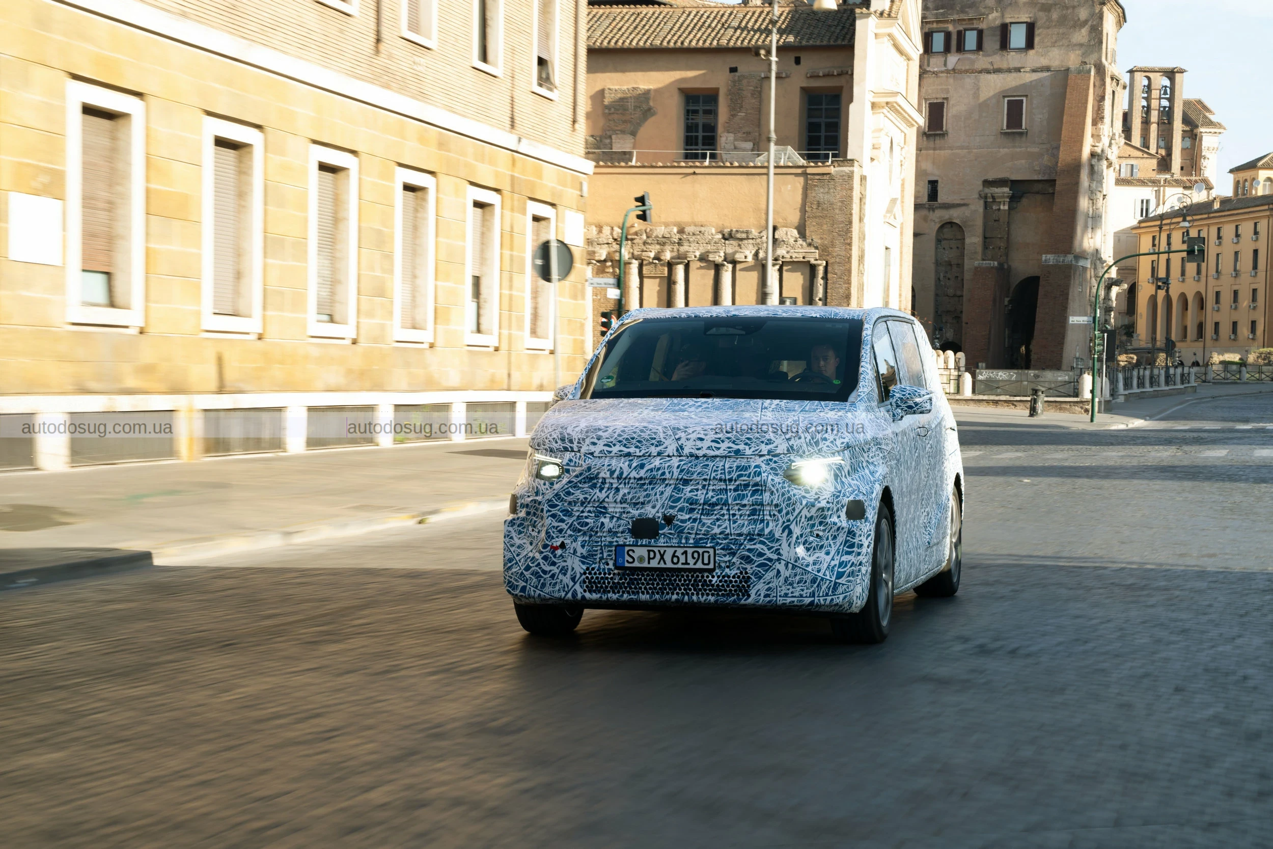 Mercedes представить розкішні електричні фургони VLE та VLS у 2026 році