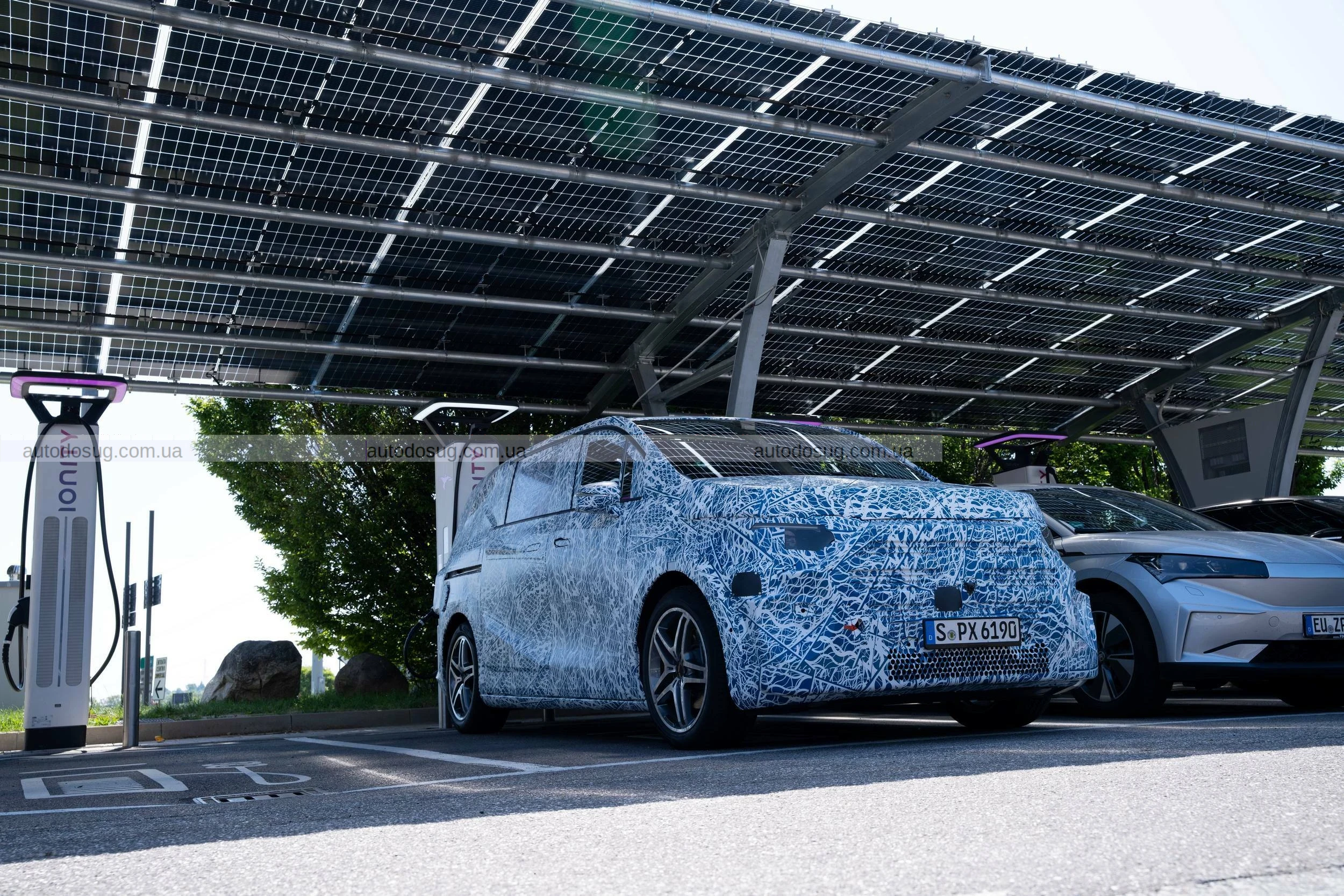 Mercedes представить розкішні електричні фургони VLE та VLS у 2026 році