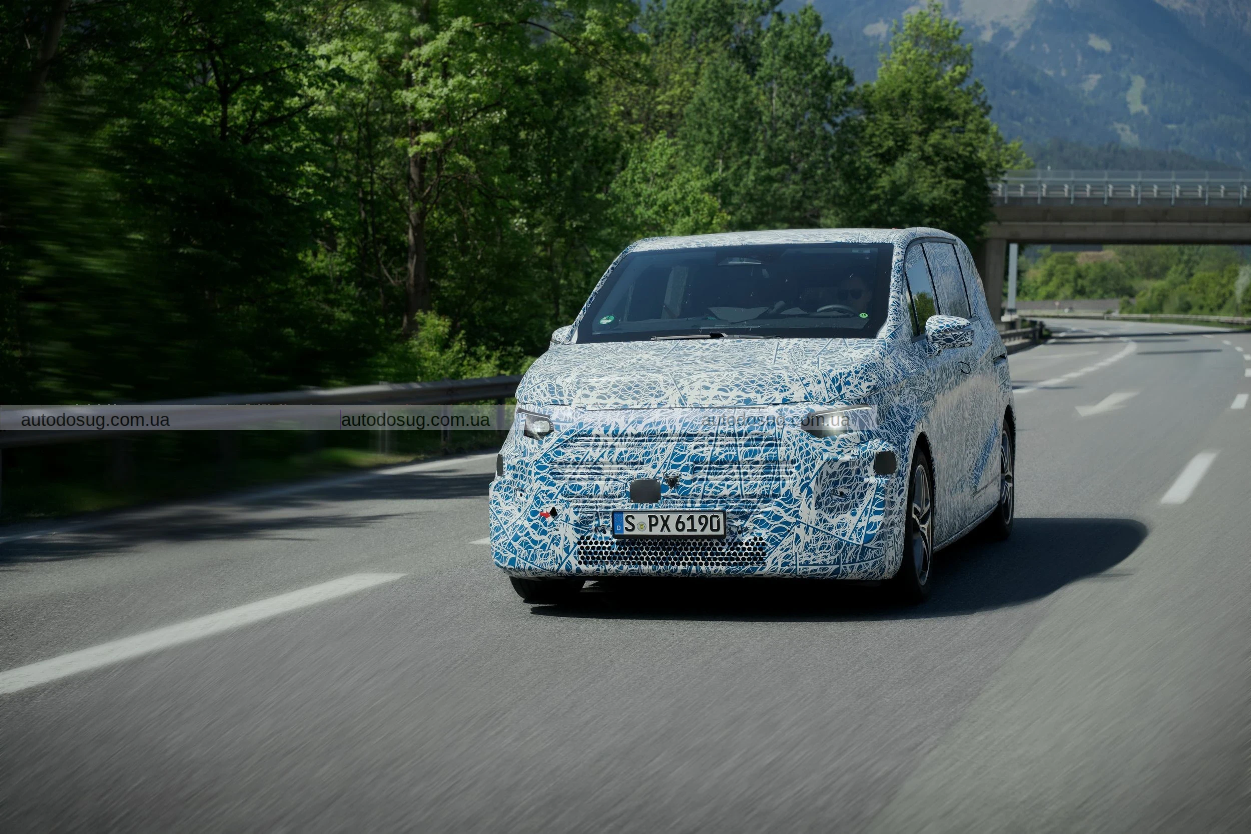 Mercedes представить розкішні електричні фургони VLE та VLS у 2026 році