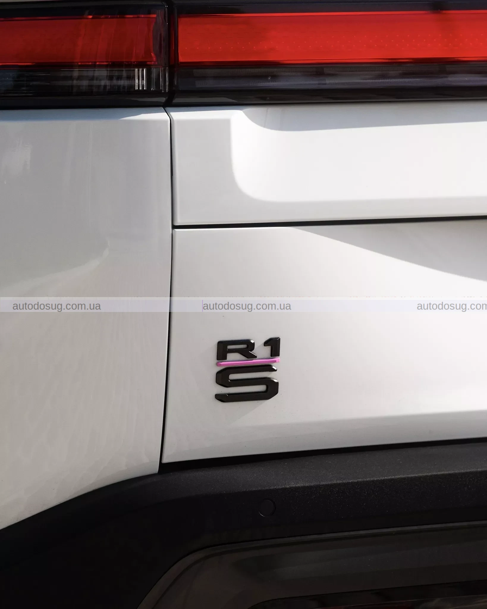 Найновіший R1S від Rivian лоскоче ностальгію за 80-ми