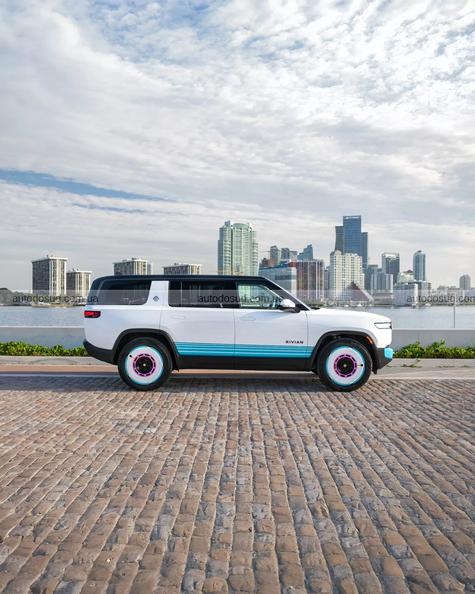 Найновіший R1S від Rivian лоскоче ностальгію за 80-ми