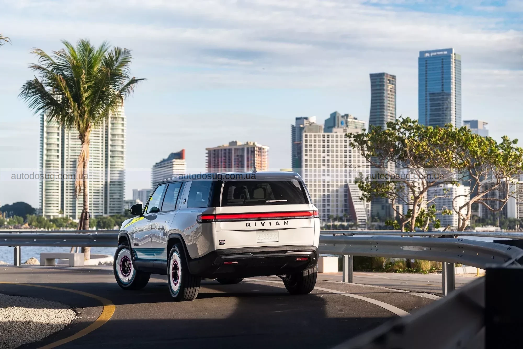 Найновіший R1S від Rivian лоскоче ностальгію за 80-ми