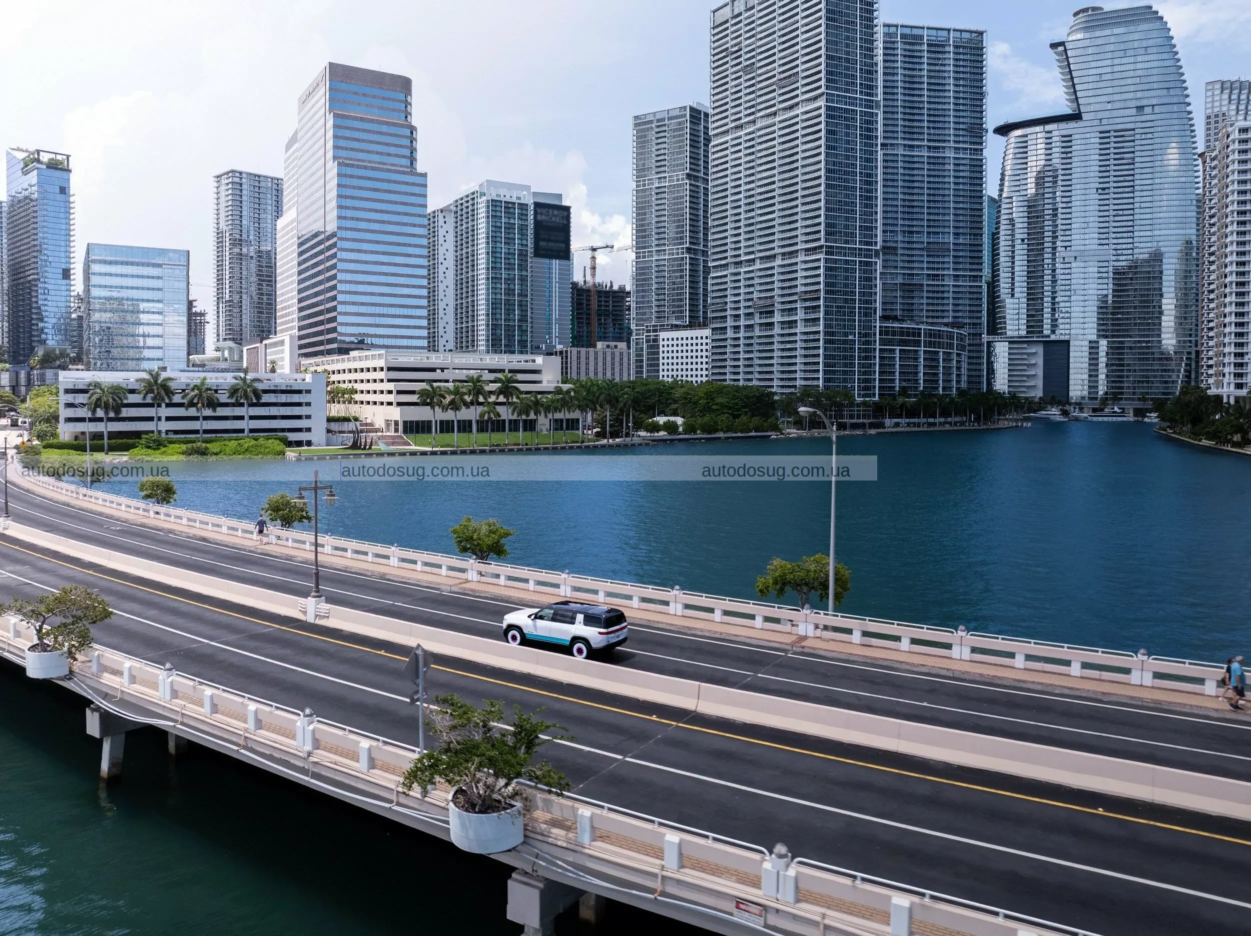 Найновіший R1S від Rivian лоскоче ностальгію за 80-ми