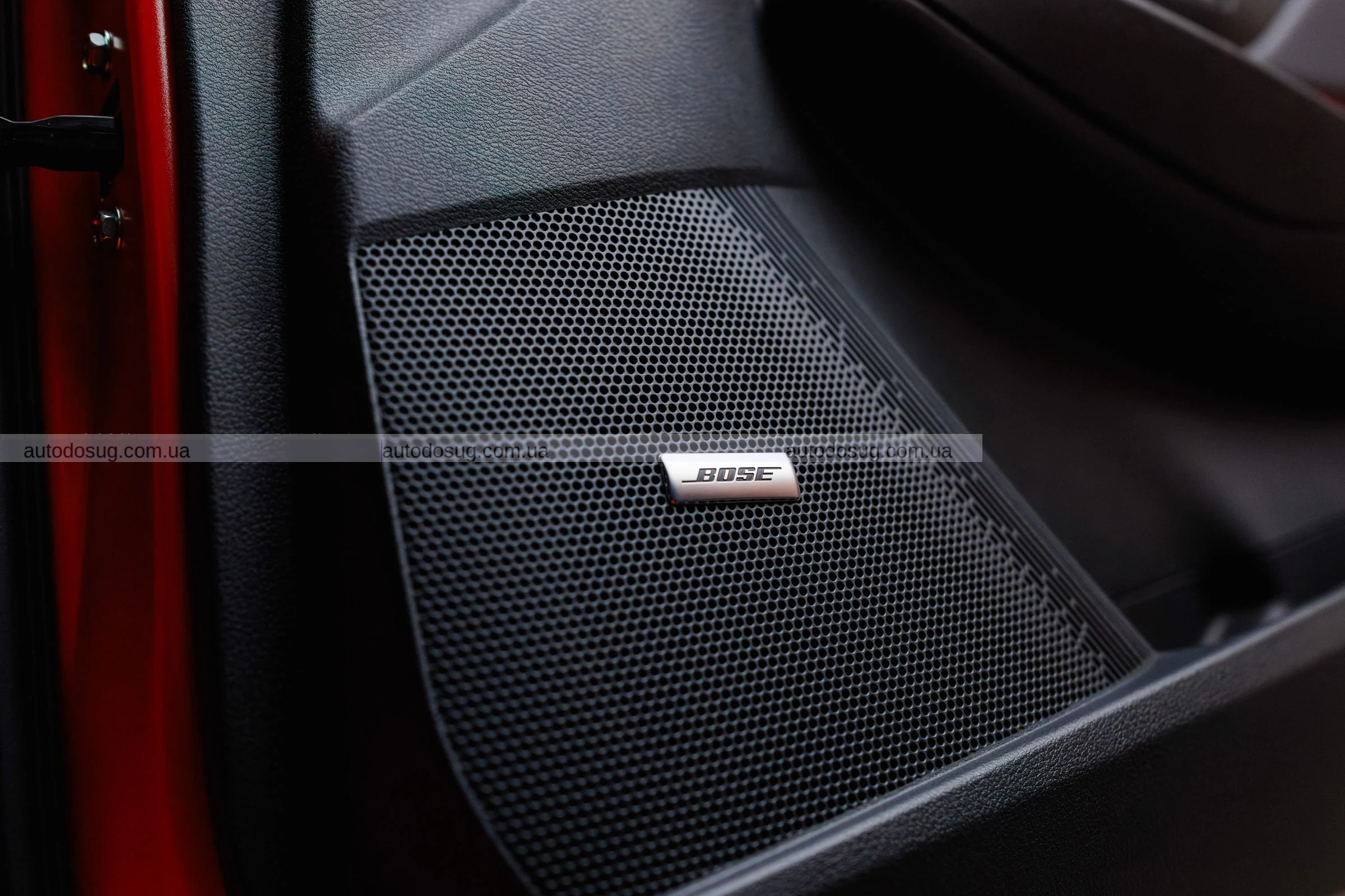 Nissan надав Sentra зовнішній вигляд 2026 року, але залишив потужність у 2016 році