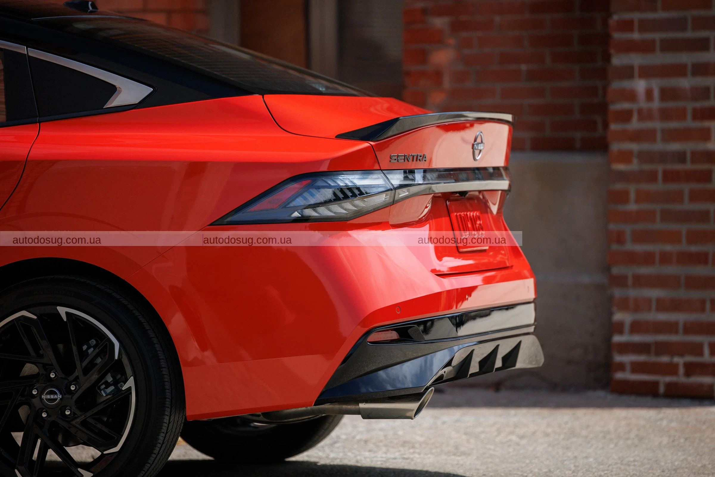 Nissan надав Sentra зовнішній вигляд 2026 року, але залишив потужність у 2016 році