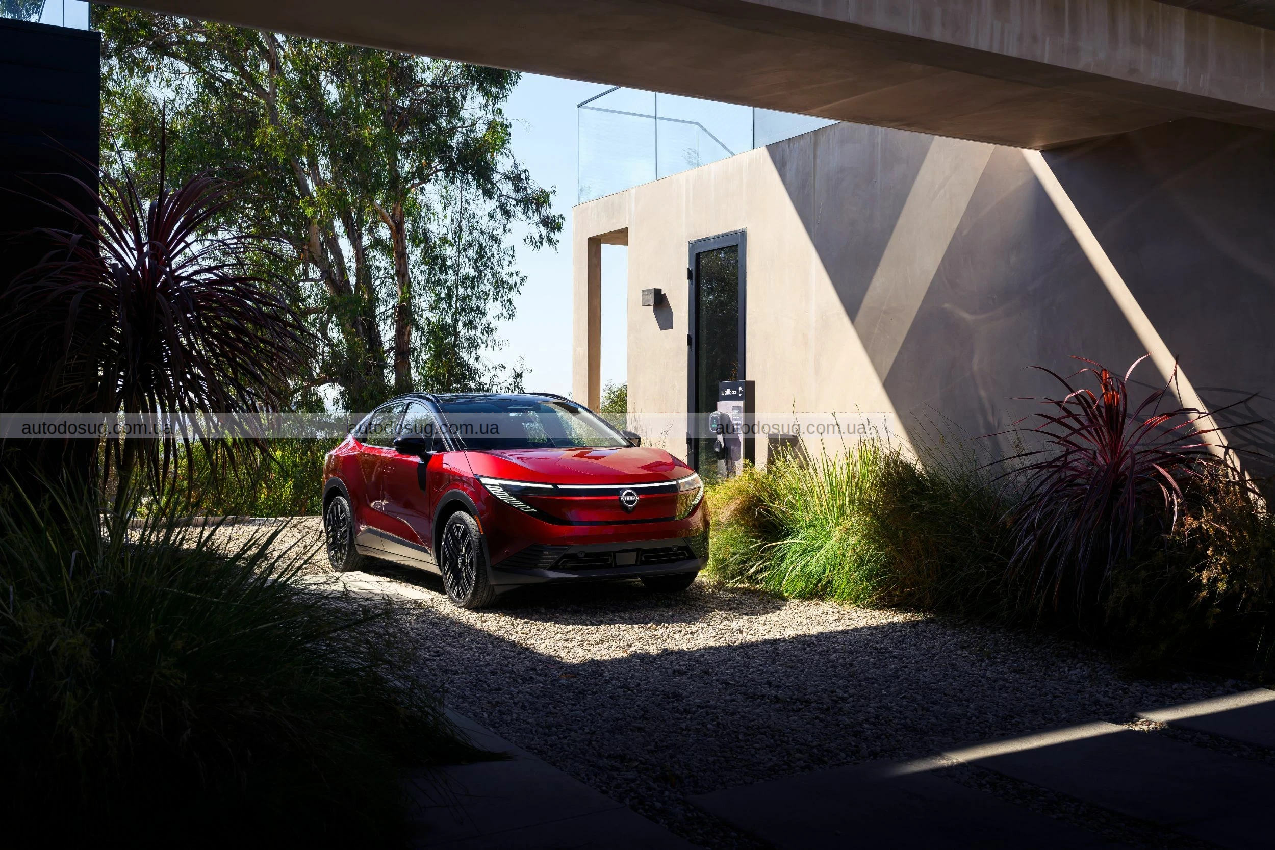 Nissan скорочує виробництво Leaf ще до початку продажів