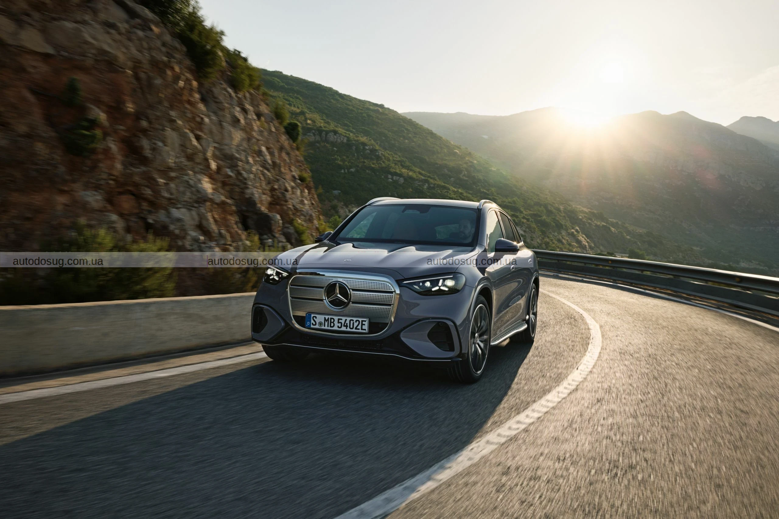 Новий повністю електричний Mercedes GLC має решітку радіатора, достатньо велику, щоб «проковтнути» BMW