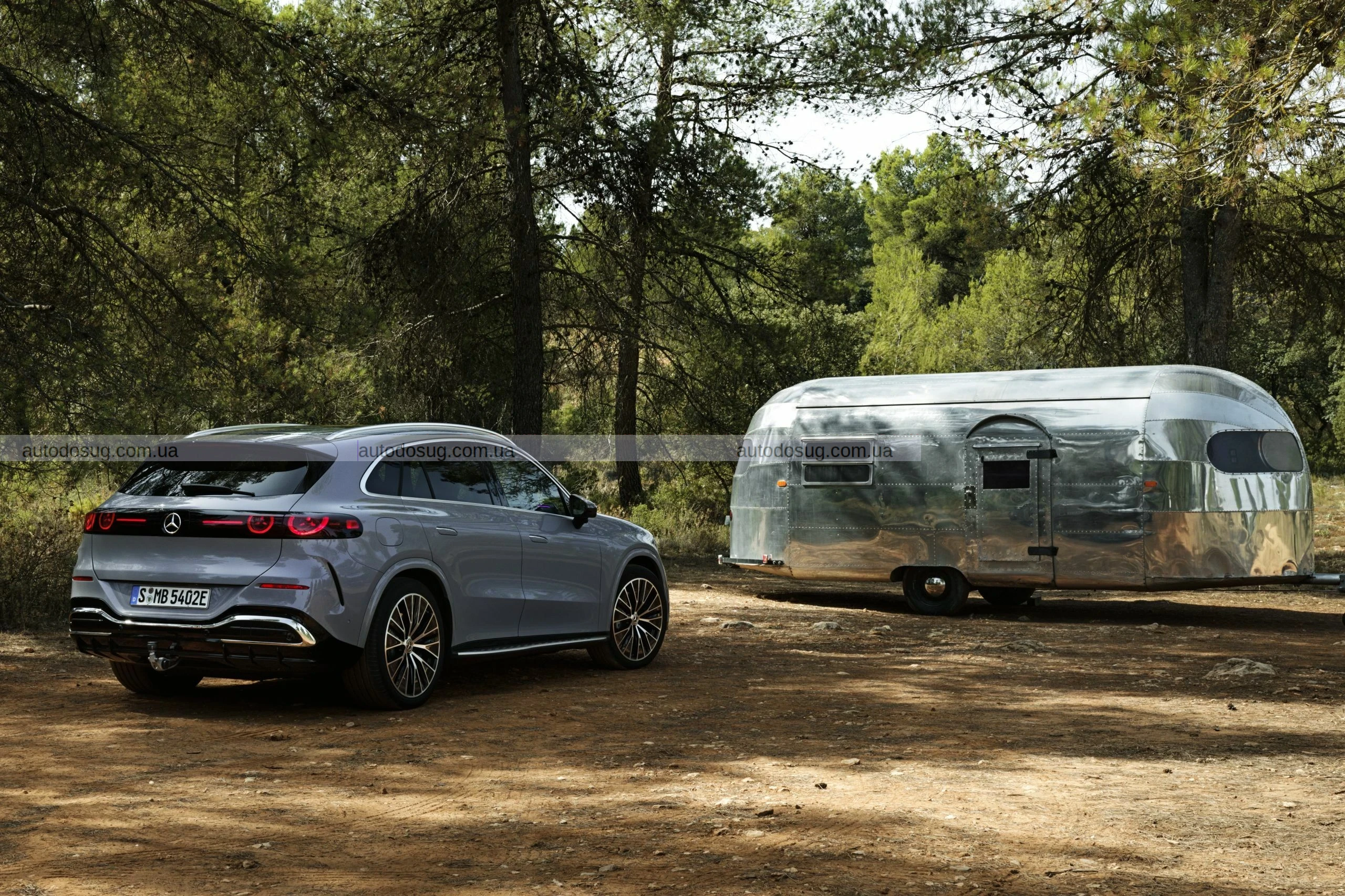 Новий повністю електричний Mercedes GLC має решітку радіатора, достатньо велику, щоб «проковтнути» BMW