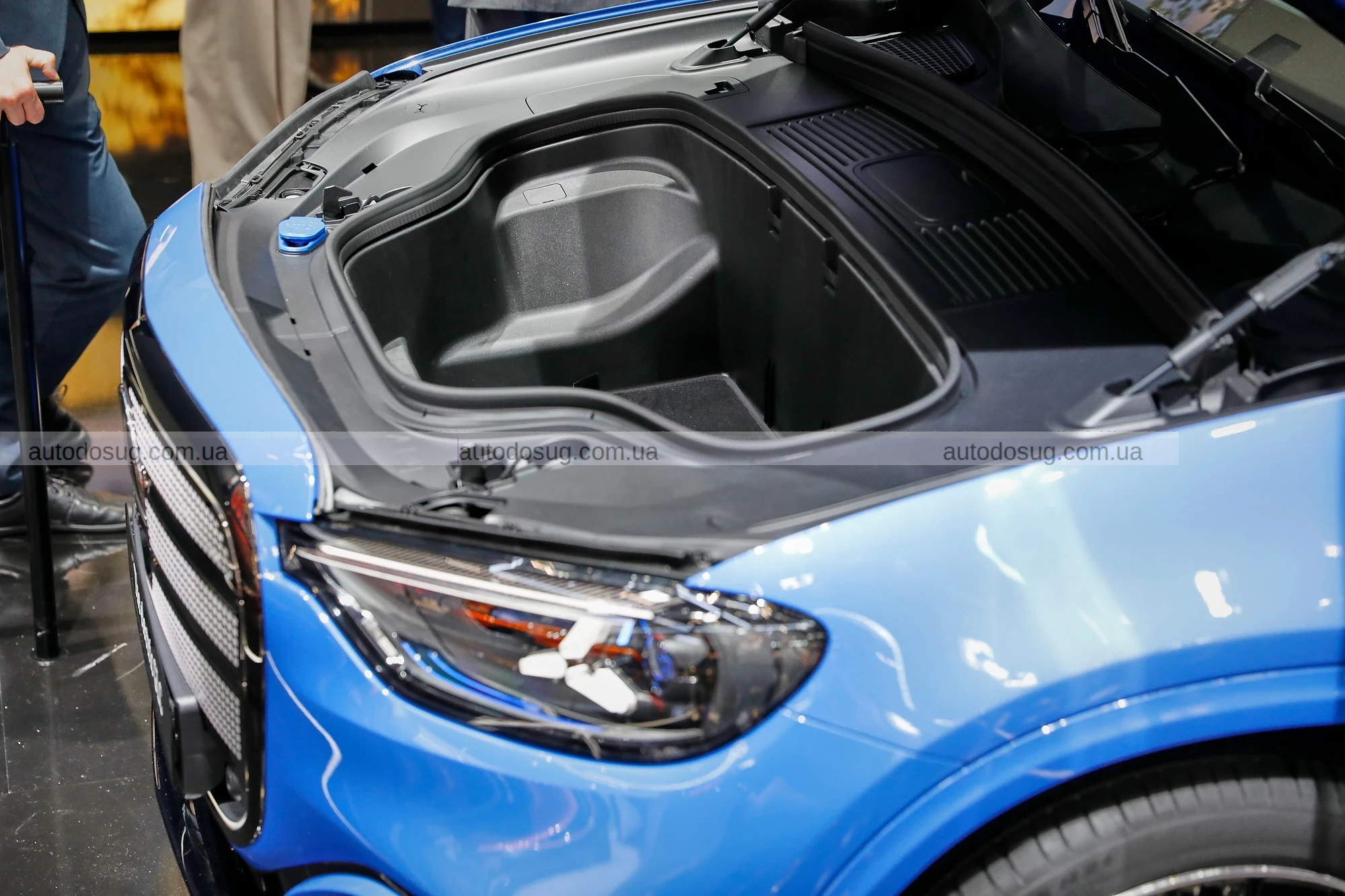 Новий повністю електричний Mercedes GLC має решітку радіатора, достатньо велику, щоб «проковтнути» BMW