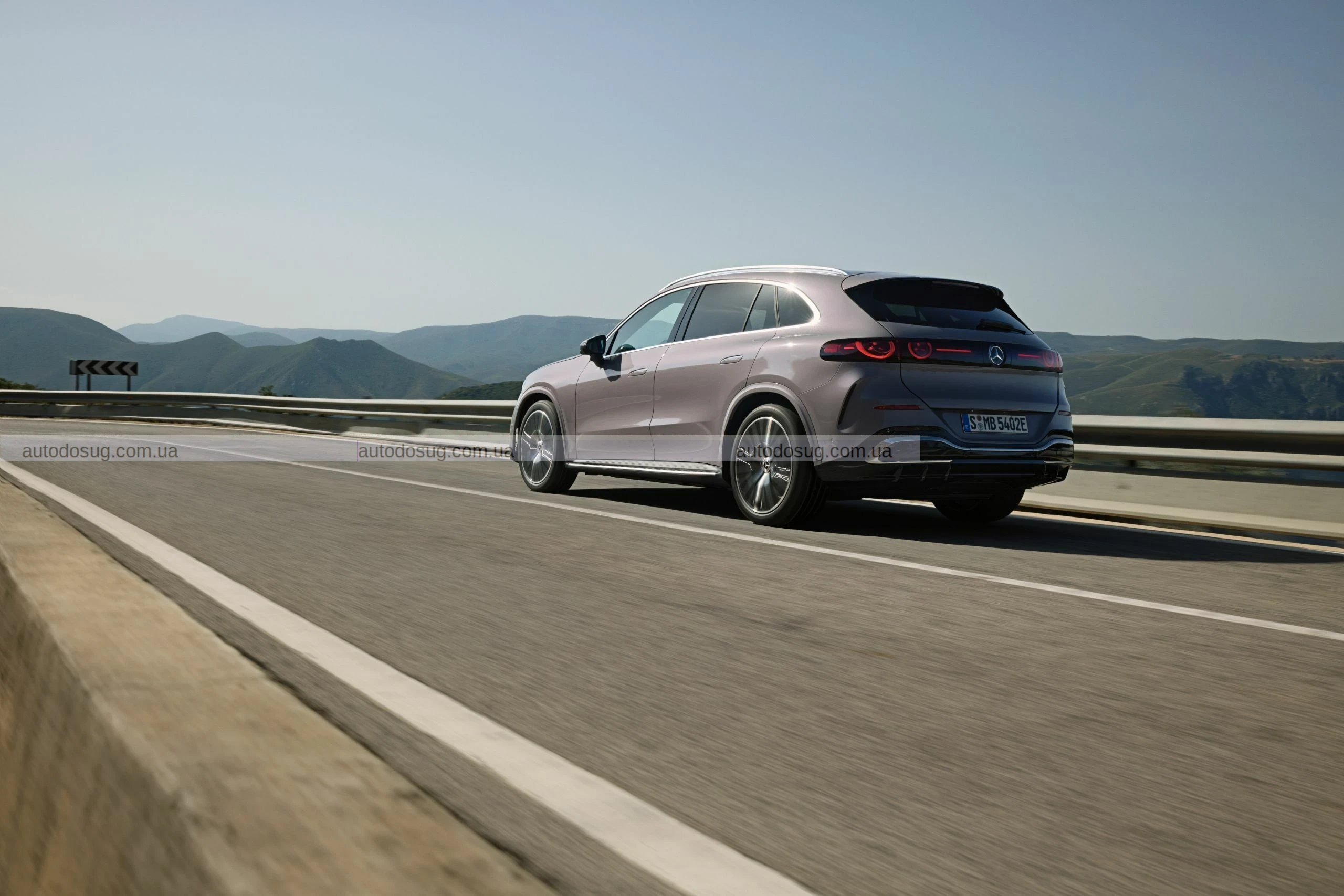 Новий повністю електричний Mercedes GLC має решітку радіатора, достатньо велику, щоб «проковтнути» BMW