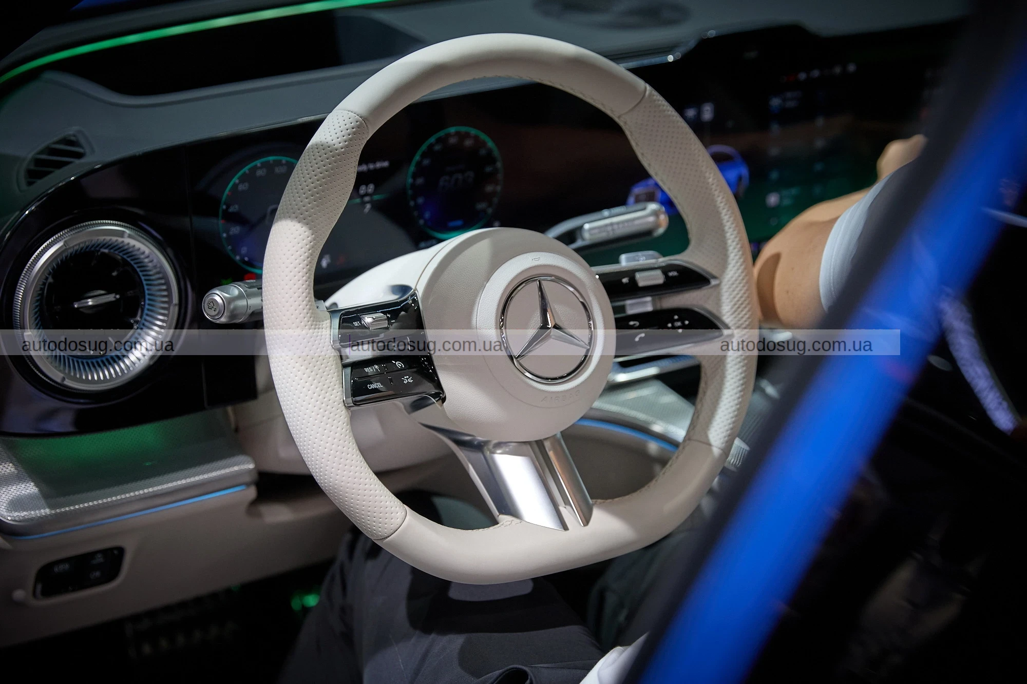 Новий повністю електричний Mercedes GLC має решітку радіатора, достатньо велику, щоб «проковтнути» BMW