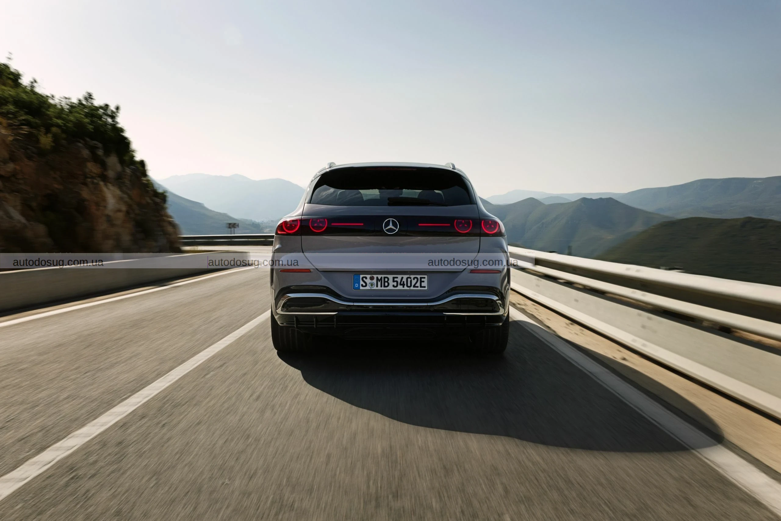 Новий повністю електричний Mercedes GLC має решітку радіатора, достатньо велику, щоб «проковтнути» BMW