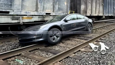 Повністю автономне водіння Tesla під вогнем критики через нездатність розпізнати залізничні переїзди