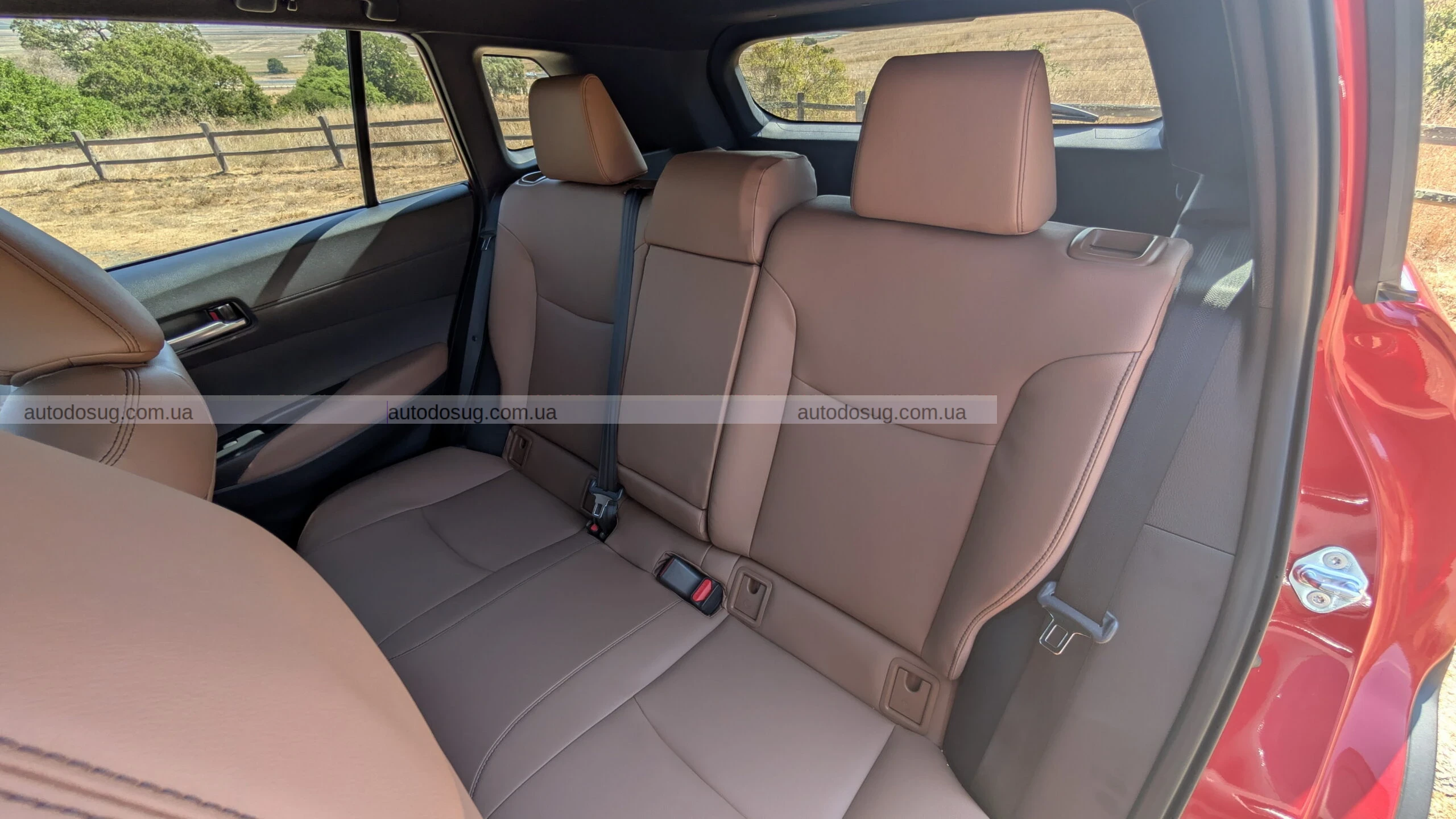 Toyota Corolla Cross 2026 року схожа на RAV4 нового покоління