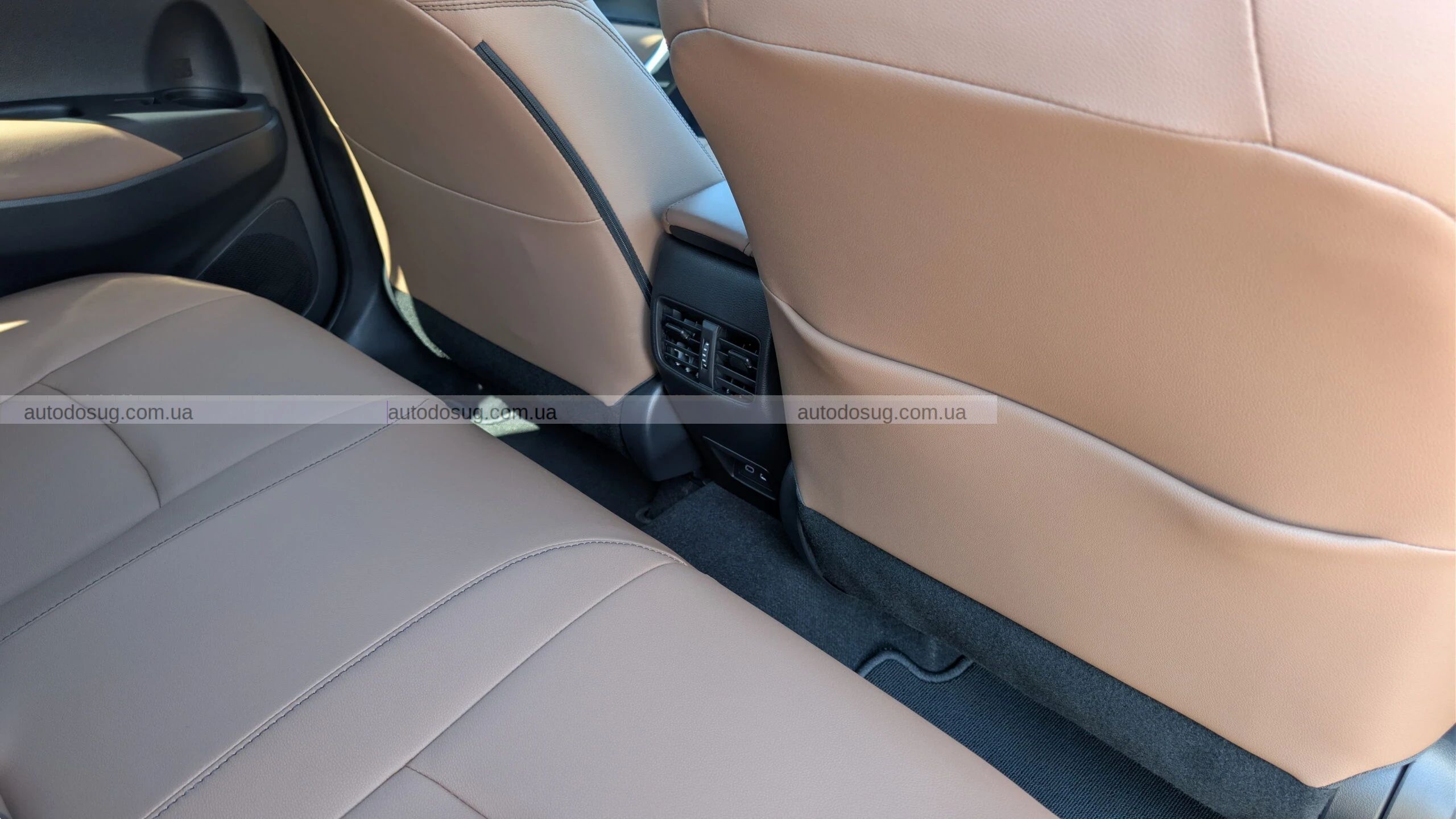 Toyota Corolla Cross 2026 року схожа на RAV4 нового покоління