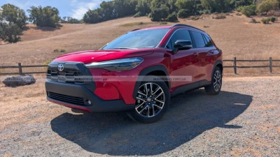 Toyota Corolla Cross 2026 року схожа на RAV4 нового покоління