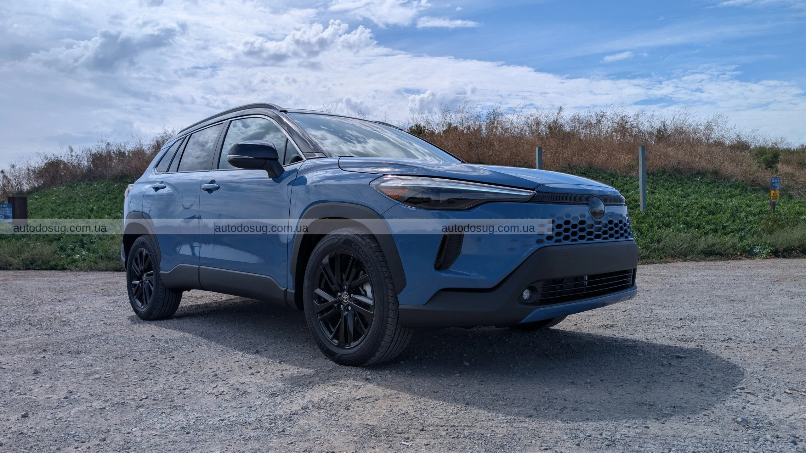 Toyota Corolla Cross 2026 року схожа на RAV4 нового покоління