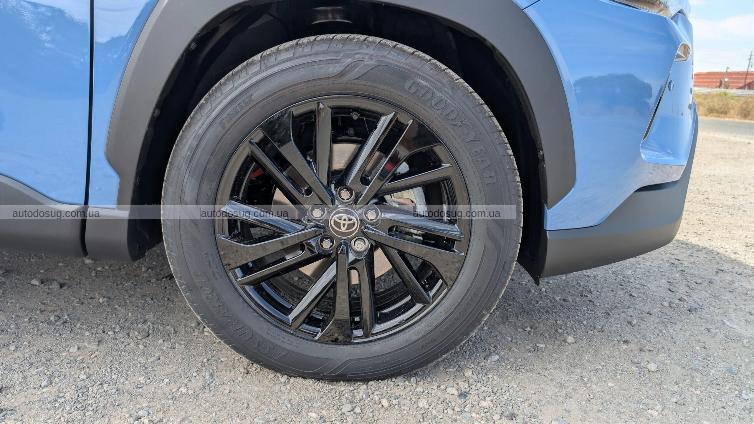 Toyota Corolla Cross 2026 року схожа на RAV4 нового покоління