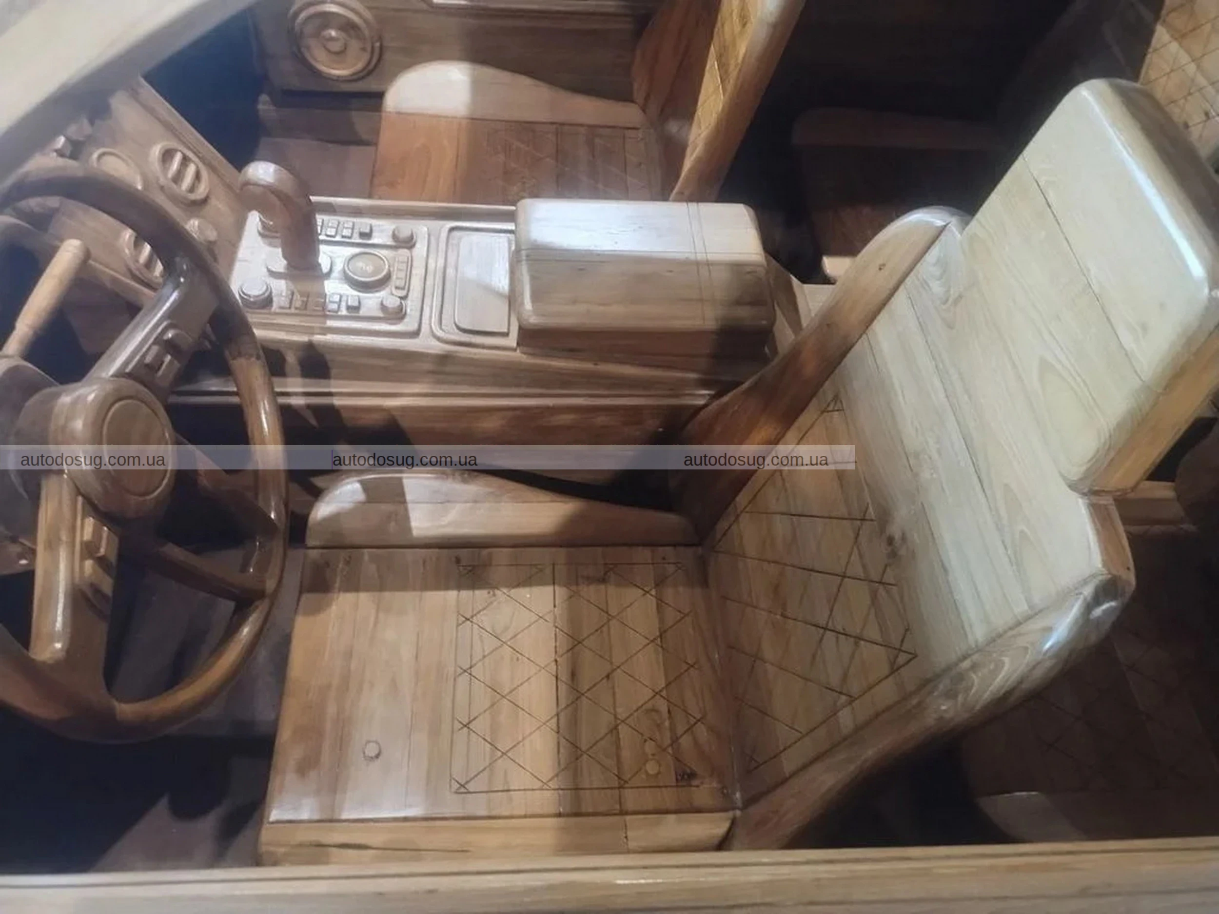 Ви коли-небудь бачили дерев'яний Bentley, який продається майже за 100 тисяч доларів?