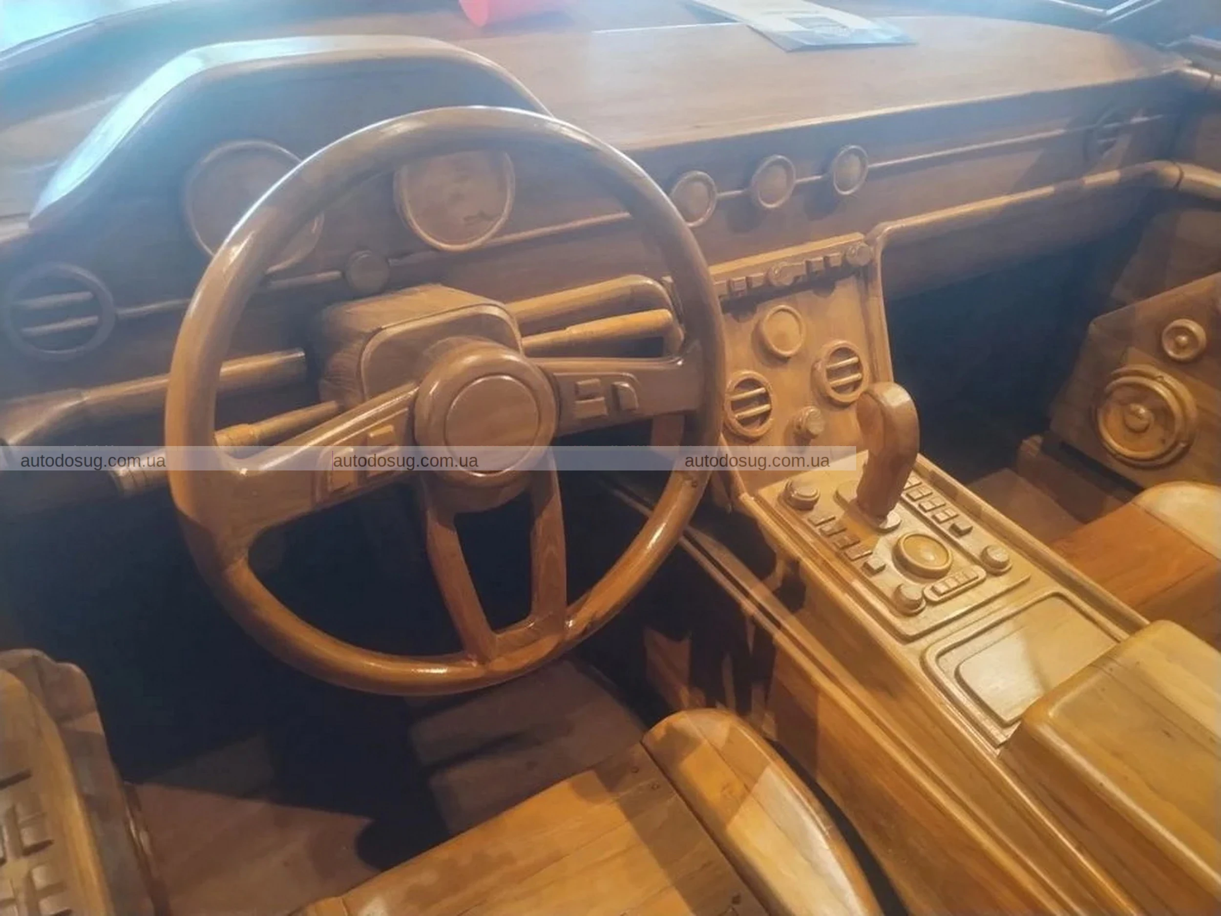Ви коли-небудь бачили дерев'яний Bentley, який продається майже за 100 тисяч доларів?