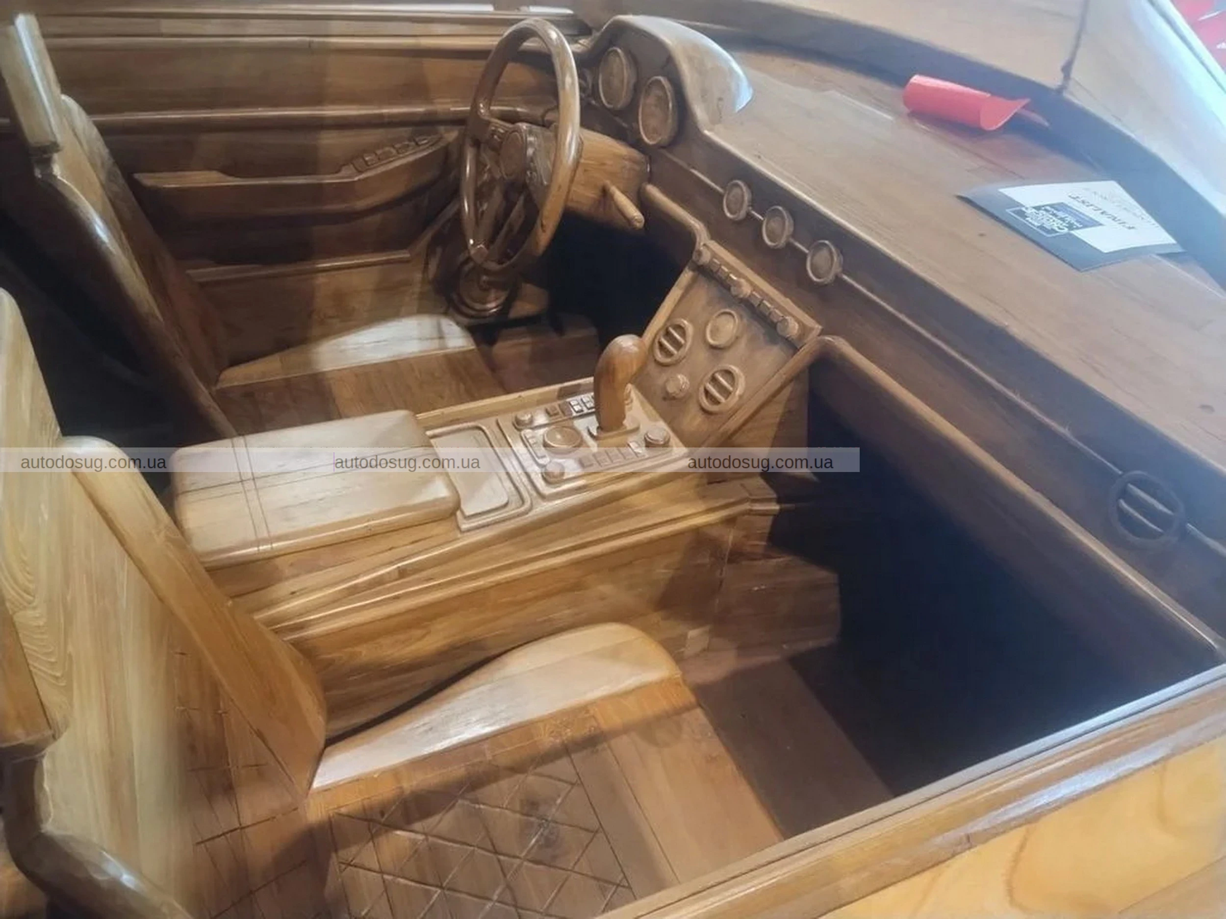 Ви коли-небудь бачили дерев'яний Bentley, який продається майже за 100 тисяч доларів?