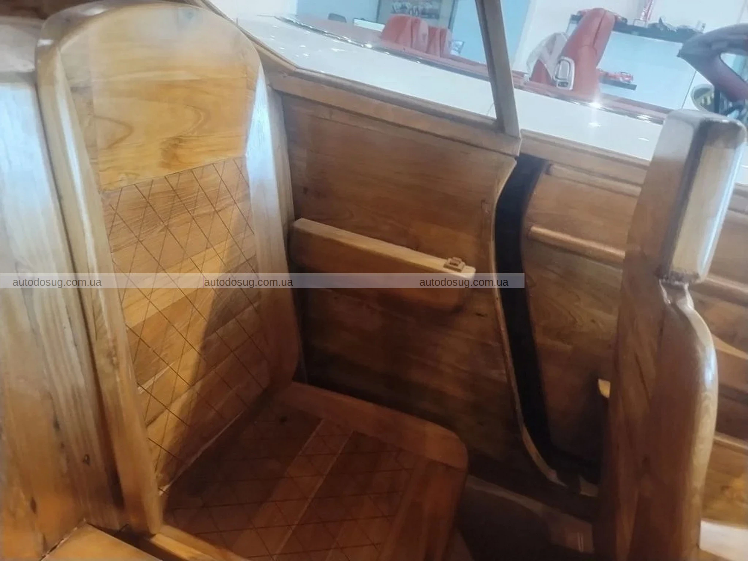 Ви коли-небудь бачили дерев'яний Bentley, який продається майже за 100 тисяч доларів?