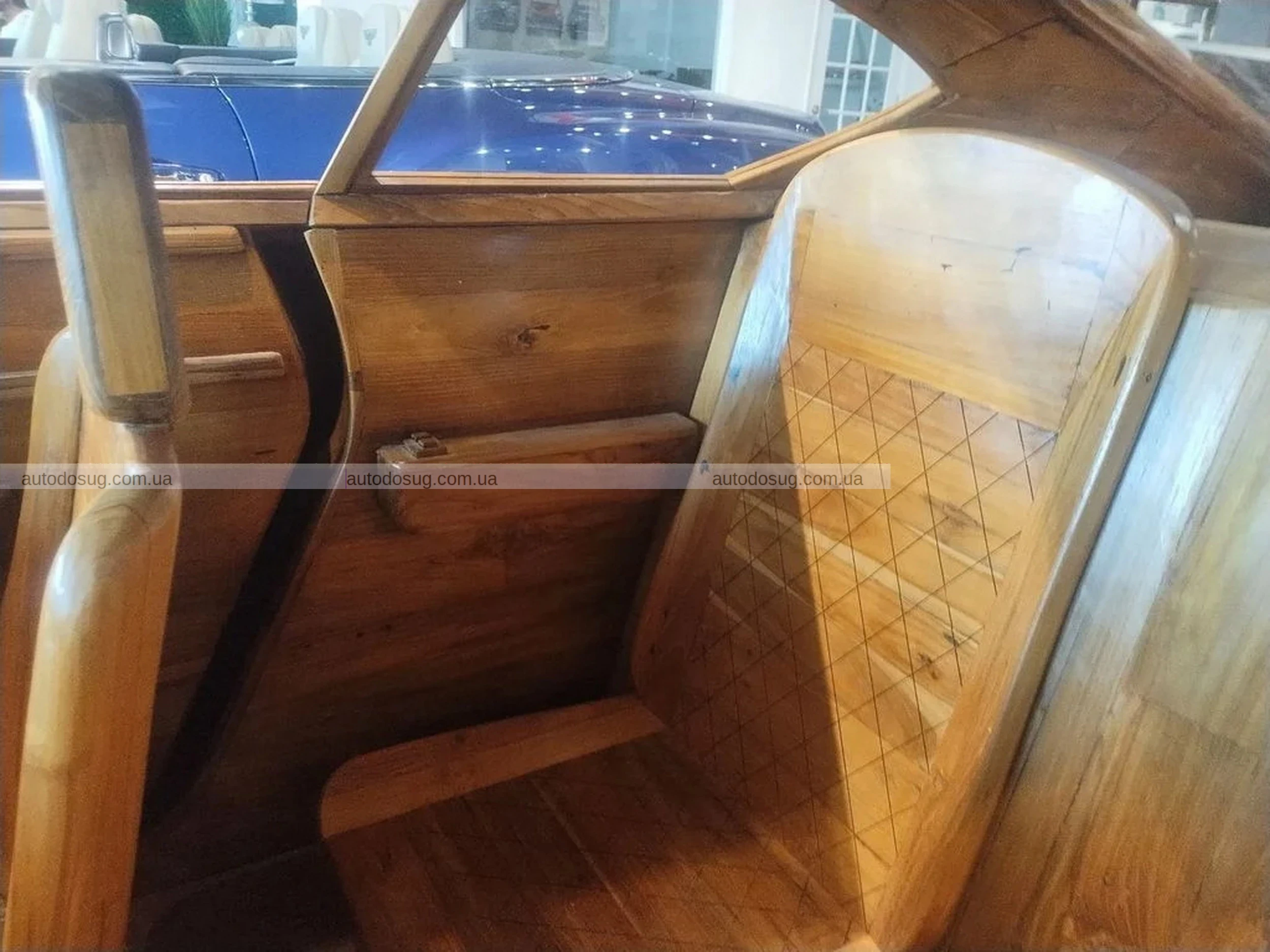 Ви коли-небудь бачили дерев'яний Bentley, який продається майже за 100 тисяч доларів?