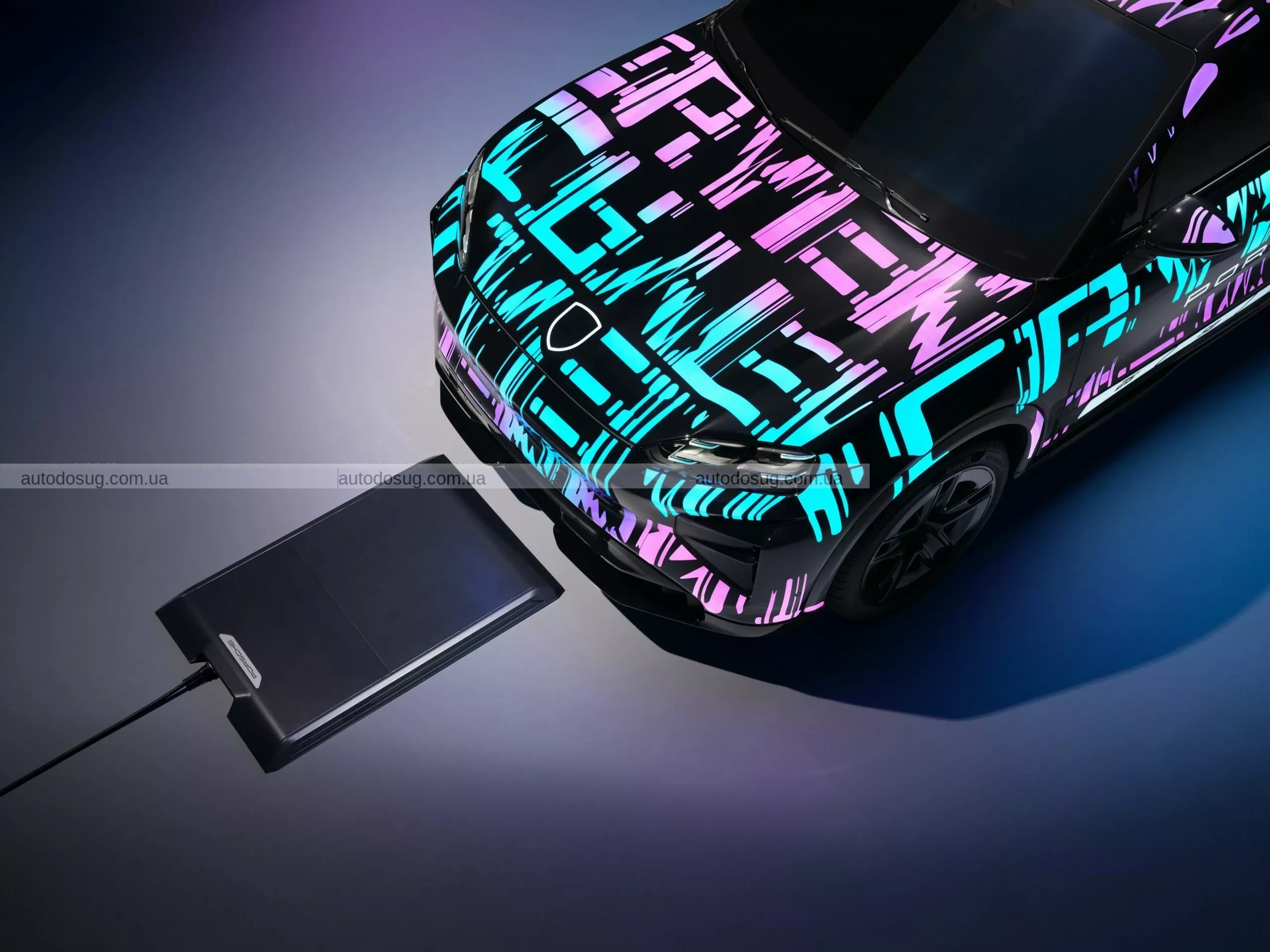 Забудьте про дроти: електричний Porsche Cayenne може заряджатися без проводів