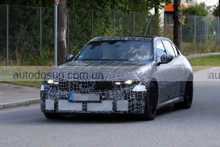 Чотири вихлопні труби доводять, що BMW M3 нового класу все ще дихає вогнем