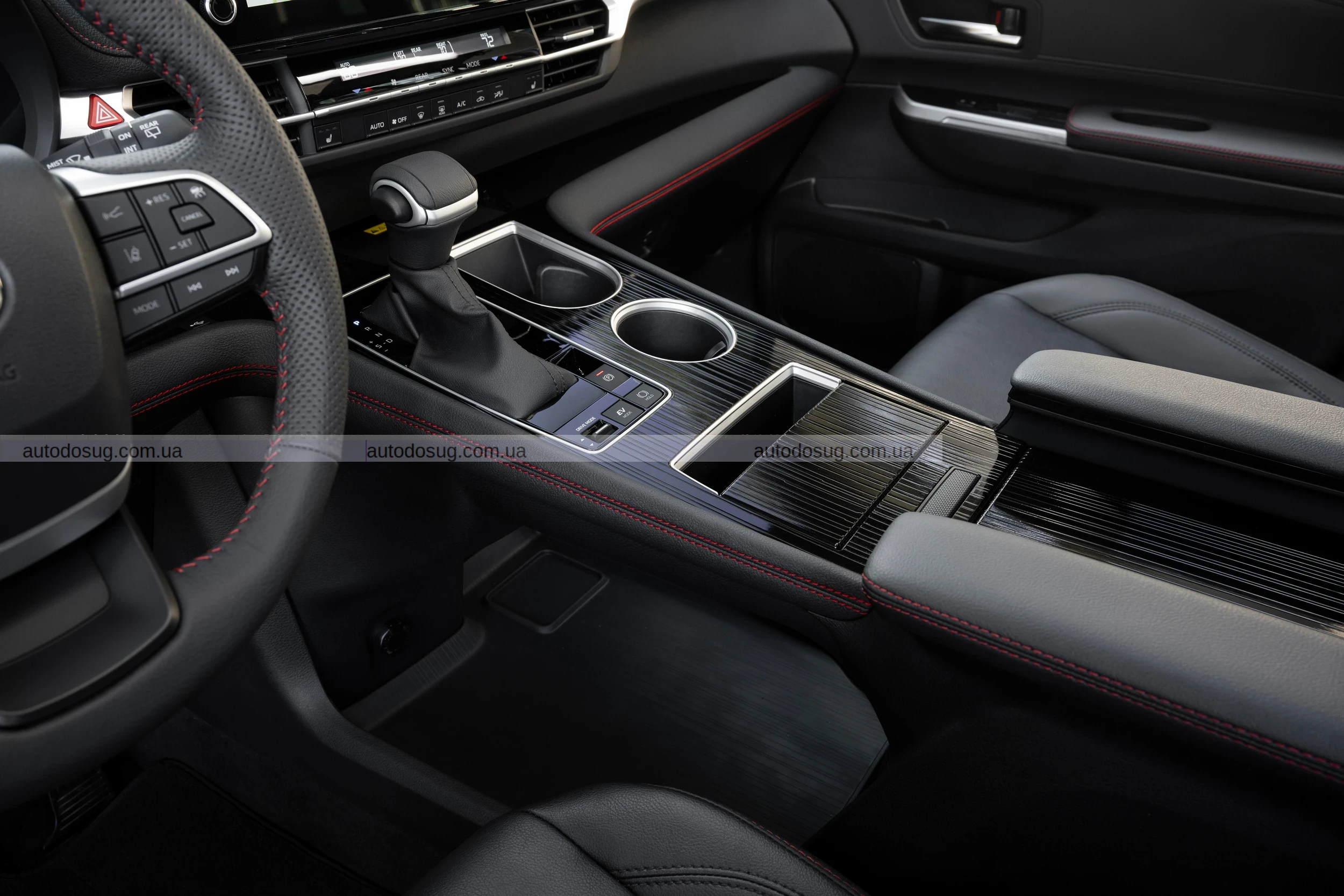 Гібридний мінівен Toyota стане вишуканішим та дорожчим у 2026 році