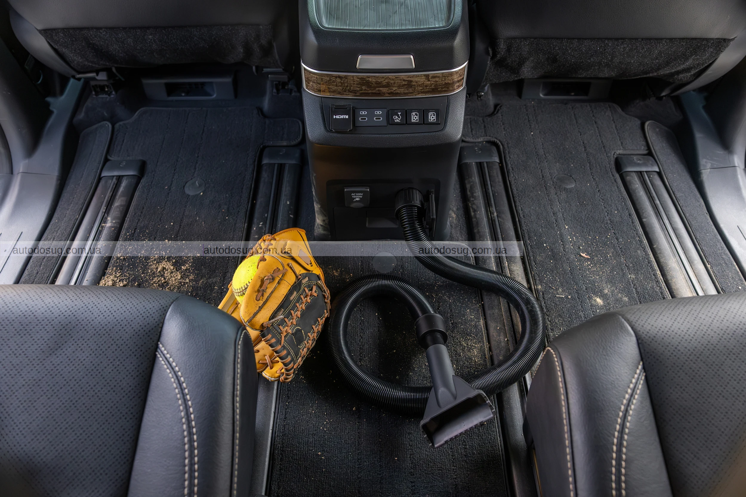 Гібридний мінівен Toyota стане вишуканішим та дорожчим у 2026 році