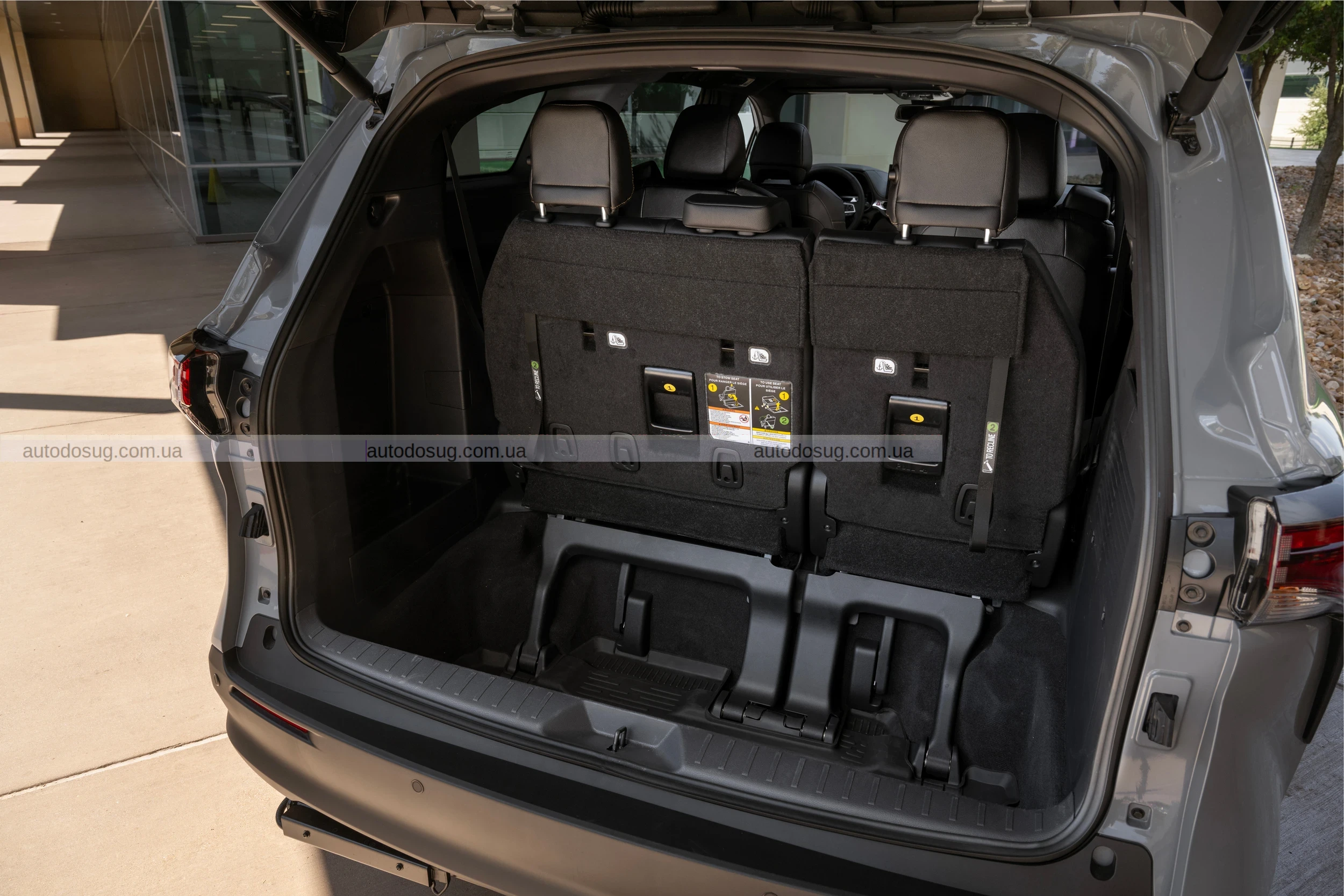 Гібридний мінівен Toyota стане вишуканішим та дорожчим у 2026 році