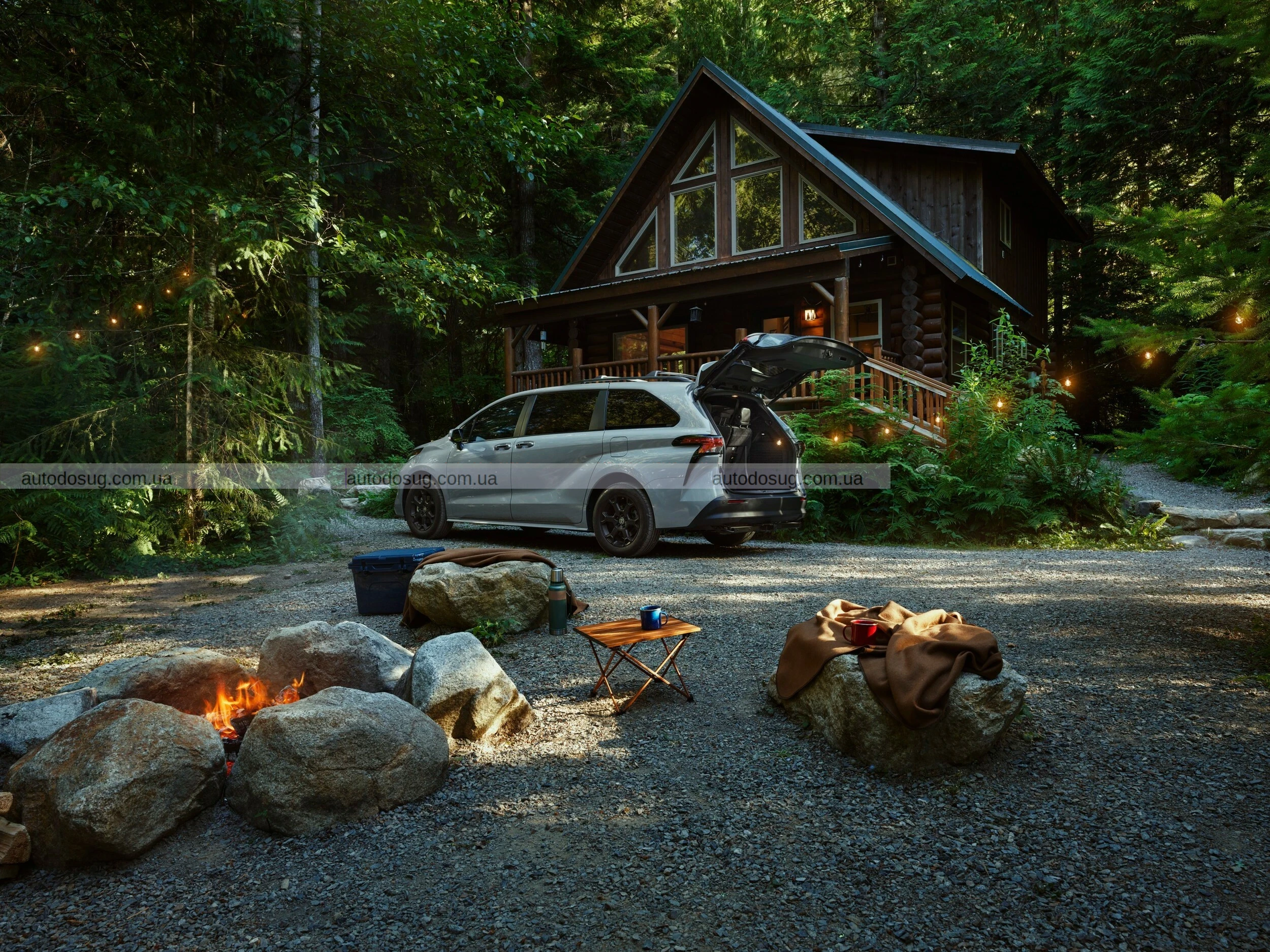 Гібридний мінівен Toyota стане вишуканішим та дорожчим у 2026 році