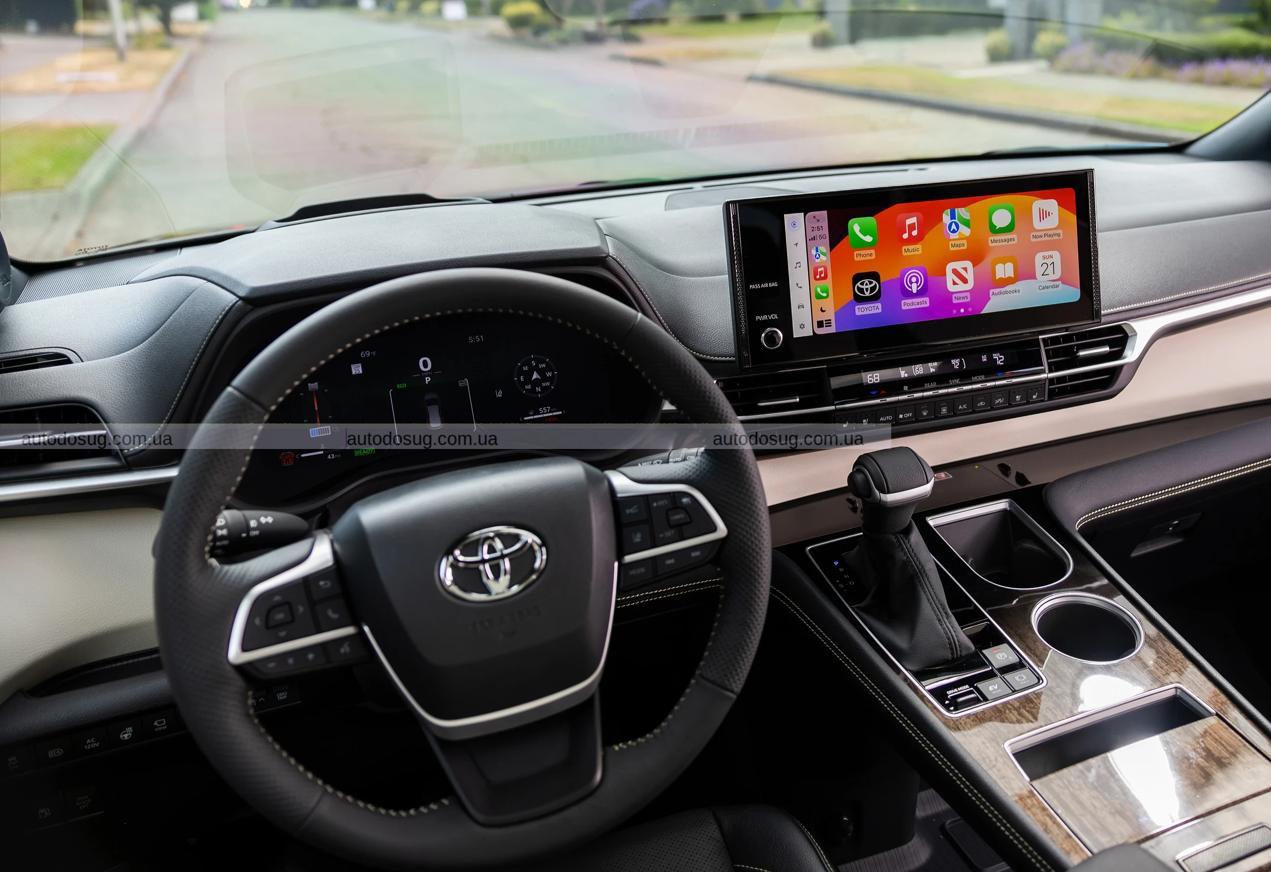 Гібридний мінівен Toyota стане вишуканішим та дорожчим у 2026 році