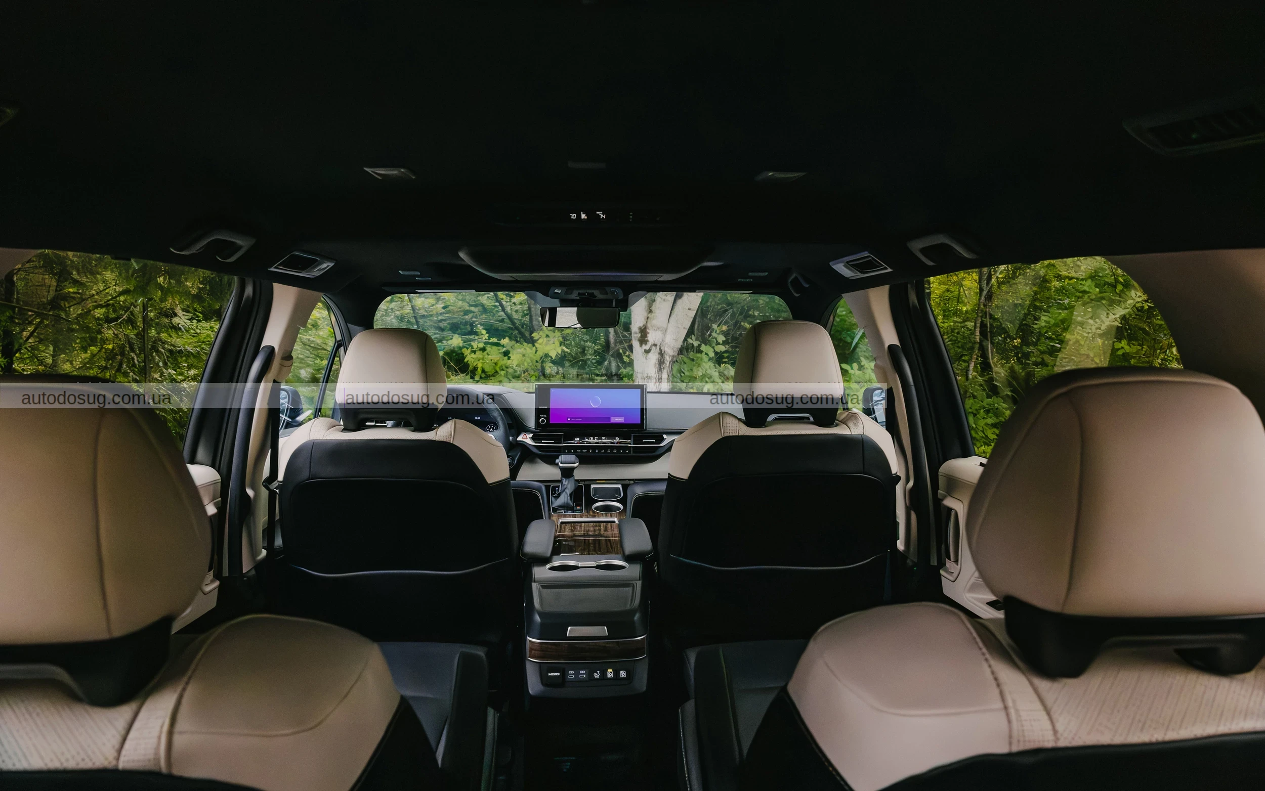 Гібридний мінівен Toyota стане вишуканішим та дорожчим у 2026 році