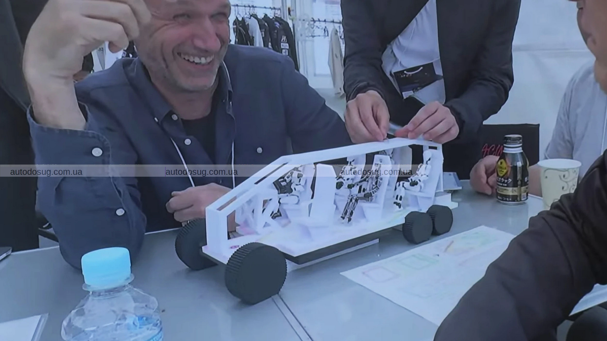 Lexus серйозно хоче замінити LS цим шестиколісним мінівеном