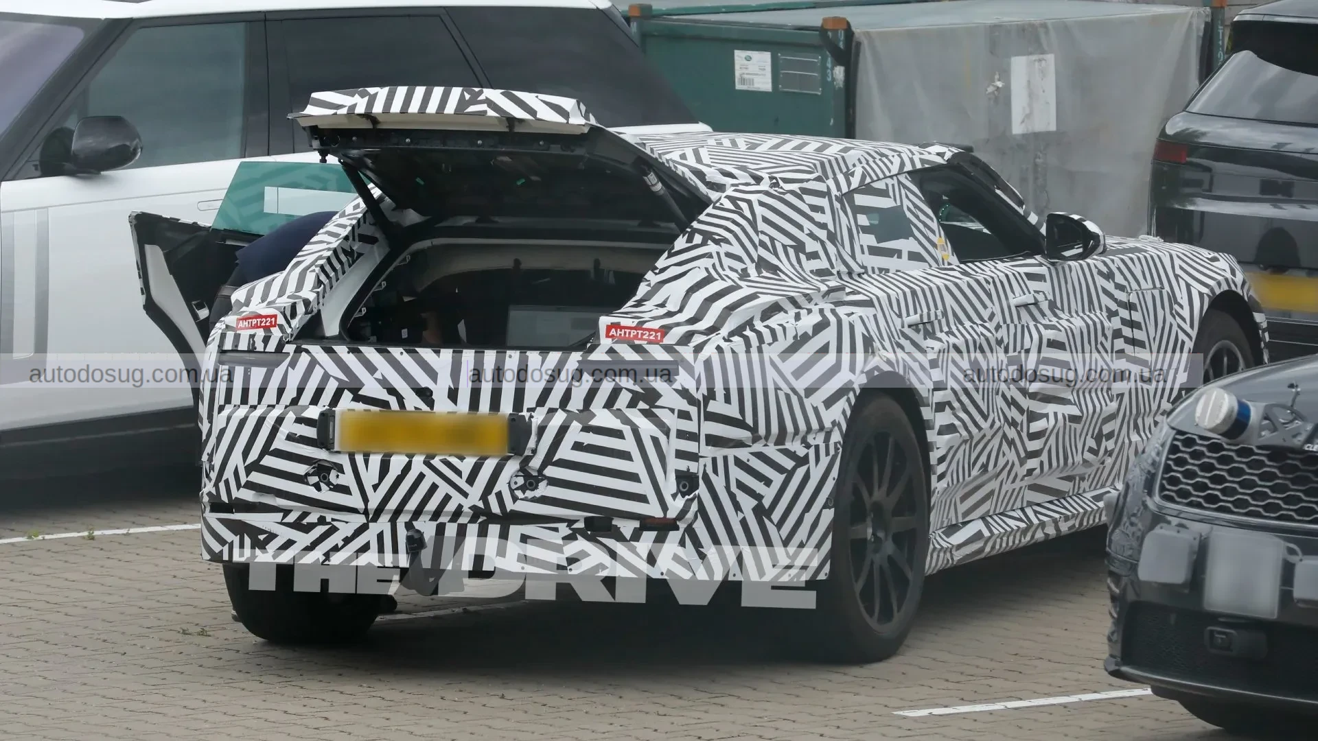 Майбутній GT Jaguar не має заднього вікна та дуже вузький отвір багажника