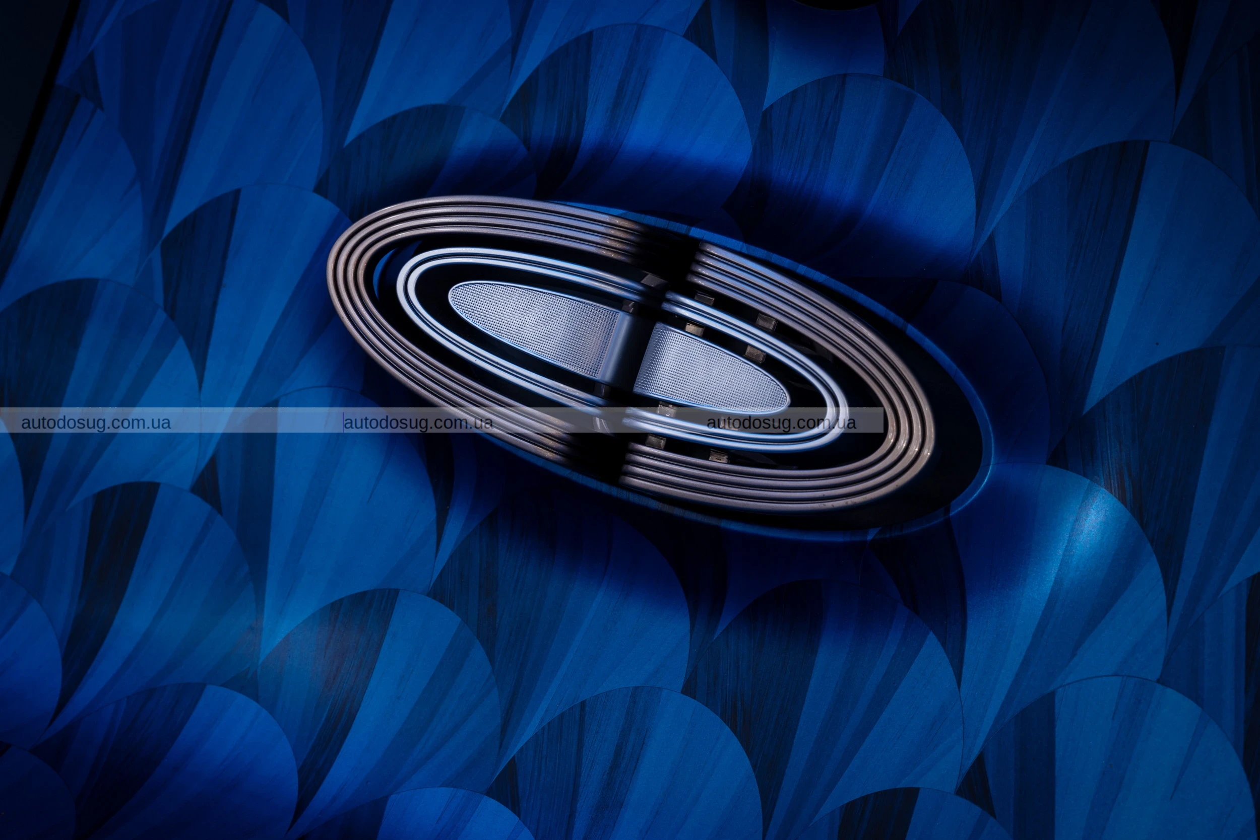 Mercedes Vision Iconic має ретро-дизайн та гігантську решітку