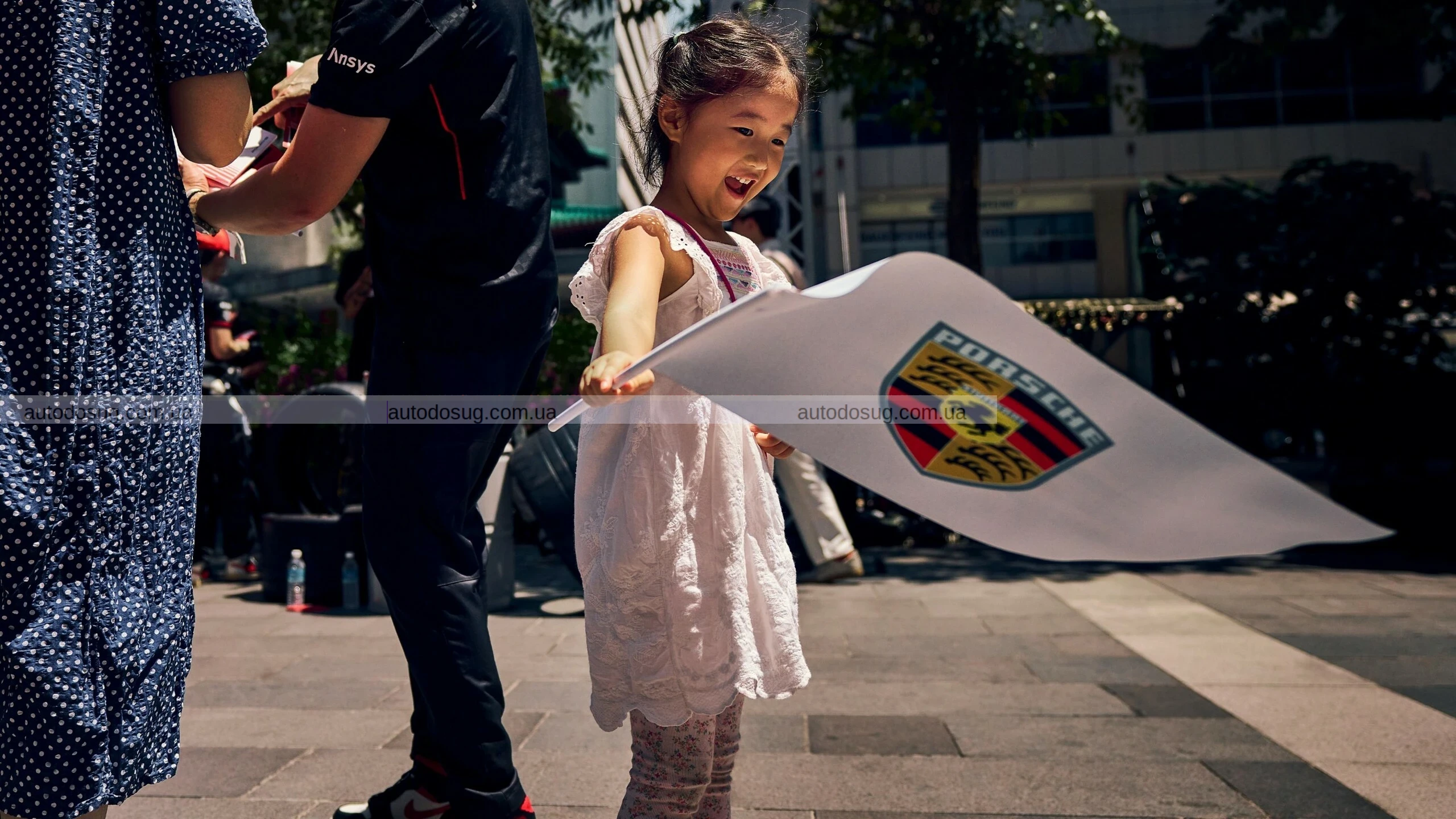 Porsche будує революційний Experience Center у Сінгапурі: траса всередині будівлі та дрифт-арена для шанувальників швидкості