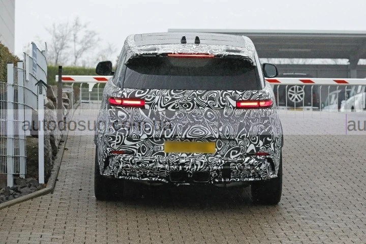 Range Rover оновлює найпотужніший Sport SV із агресивним дизайном і центральним вихлопом