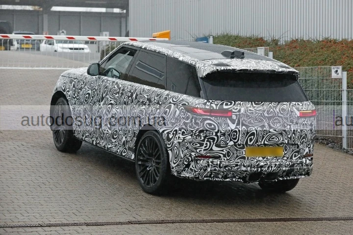 Range Rover оновлює найпотужніший Sport SV із агресивним дизайном і центральним вихлопом