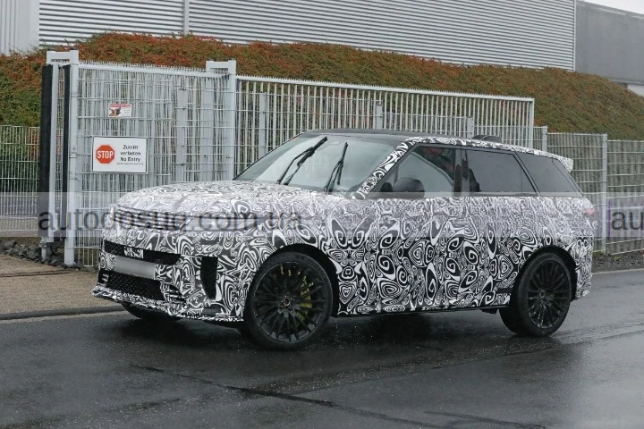 Range Rover оновлює найпотужніший Sport SV із агресивним дизайном і центральним вихлопом