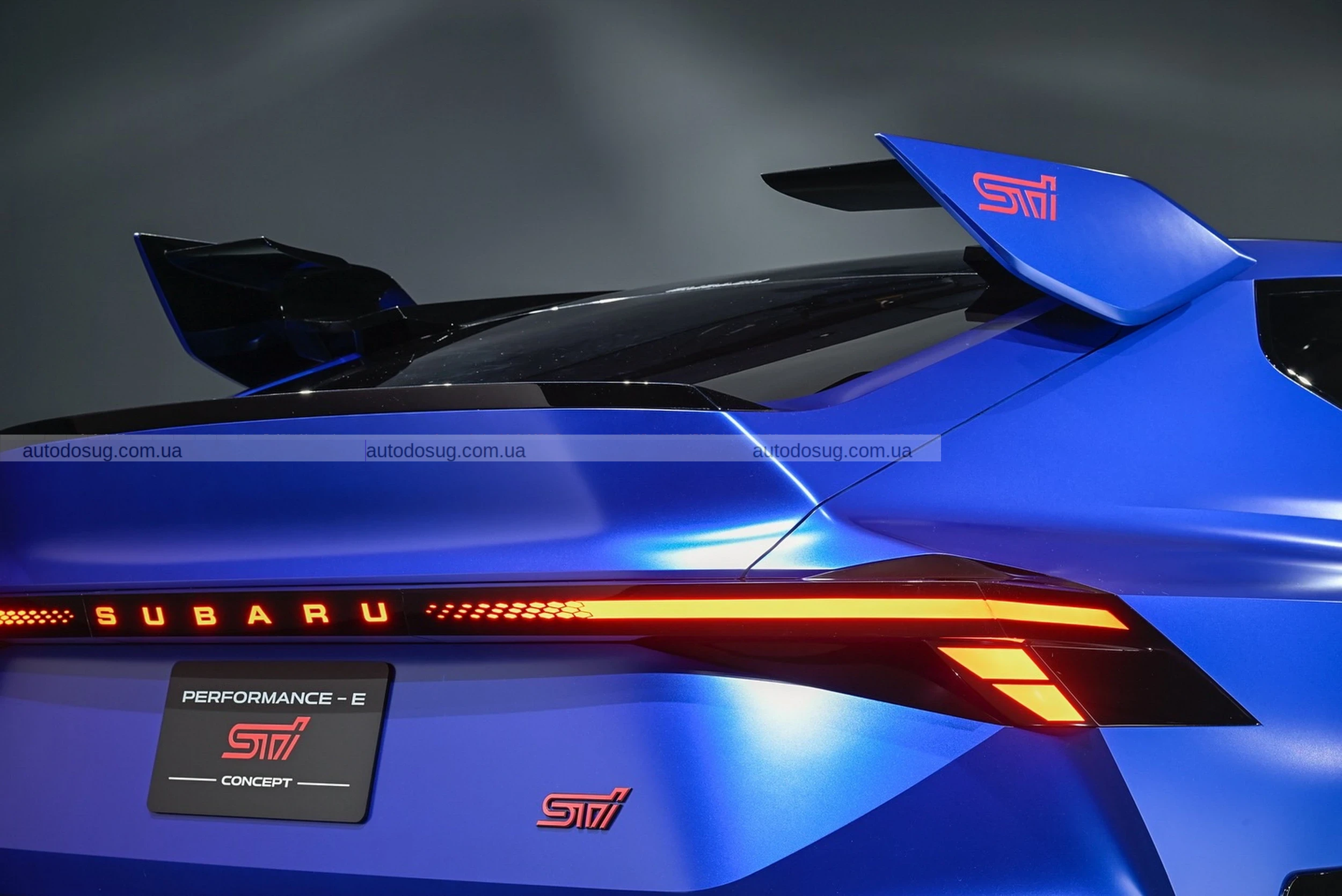 Subaru поєднує бензинову та електричну потужність у двох концептах STI