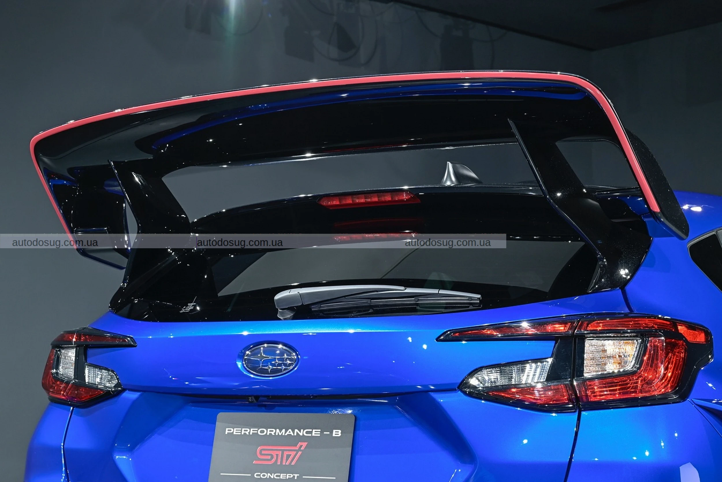 Subaru поєднує бензинову та електричну потужність у двох концептах STI