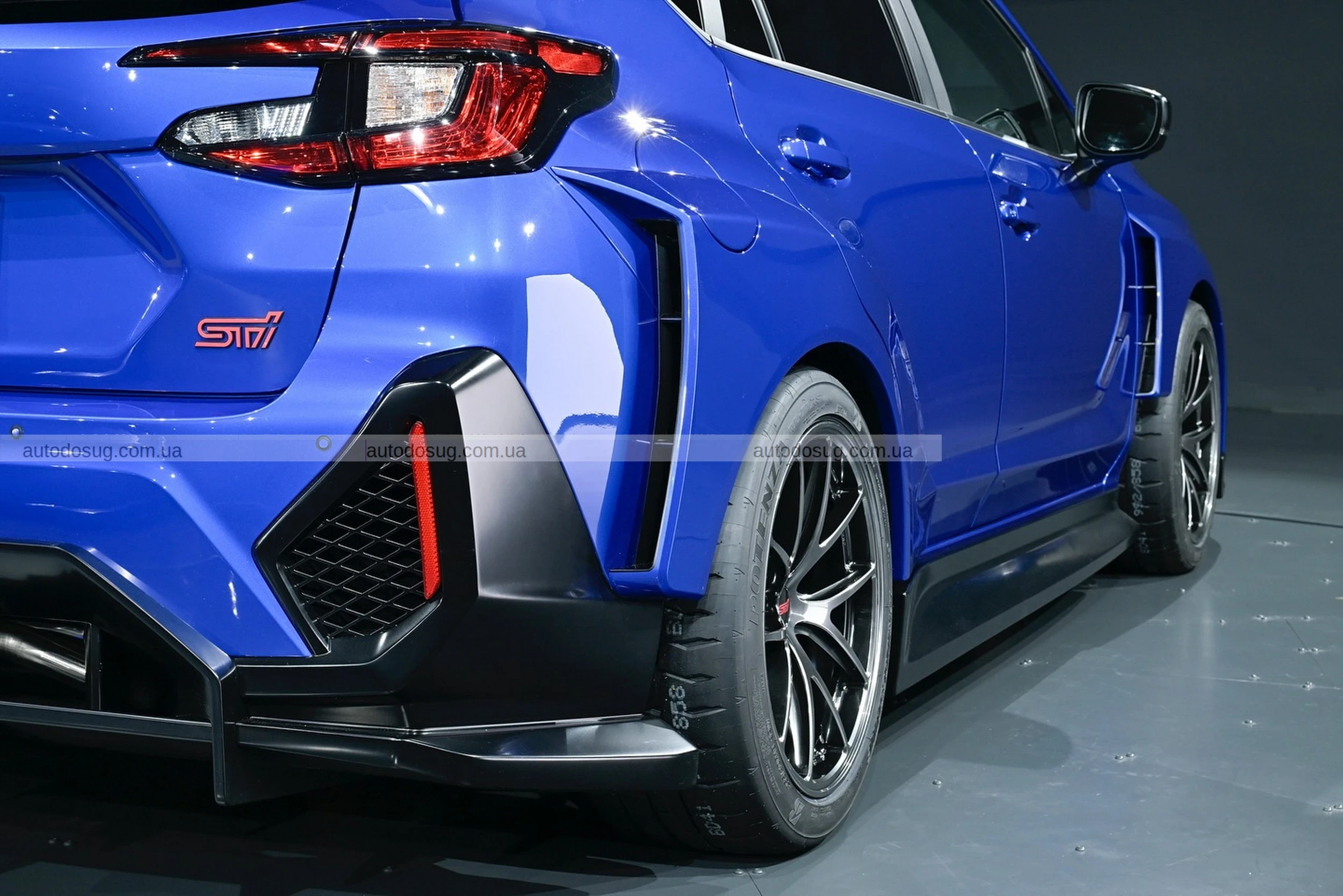 Subaru поєднує бензинову та електричну потужність у двох концептах STI