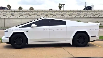 Tesla Cybertruck у білій матовій фарбі виглядає краще чи гірше, ніж стандарт?